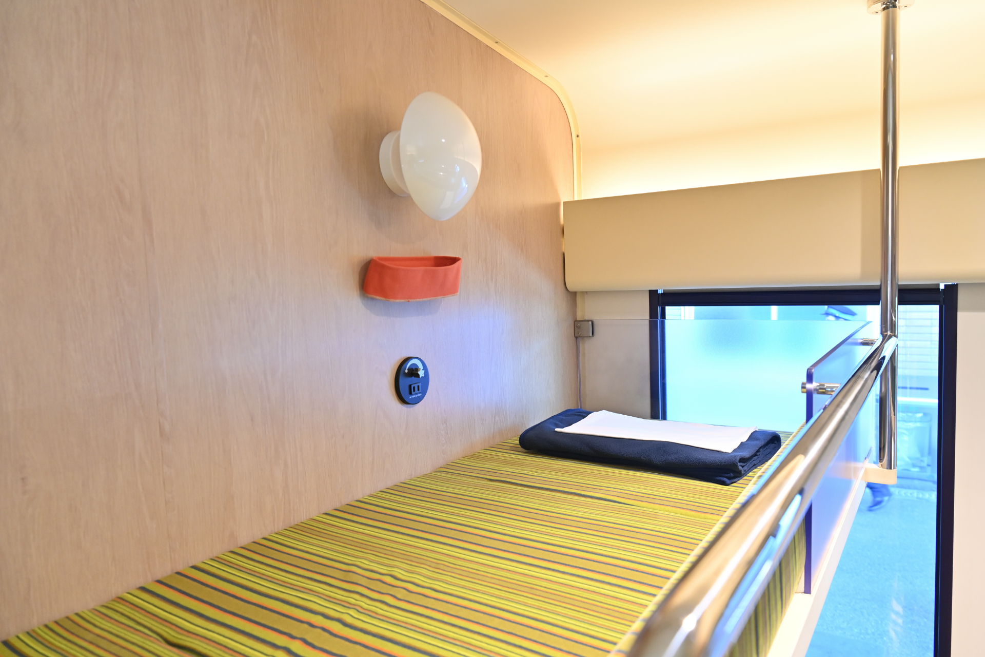 簡易寝台「クシェット」。各席には調光付きランプやコンセントが備わる。グループなどでの利用を想定してドリンクテーブルなども