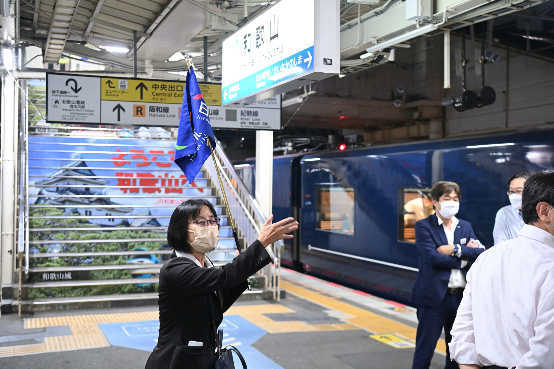 添乗員と一緒に駅から徒歩3分の「麺屋 ひしお」へ向かう