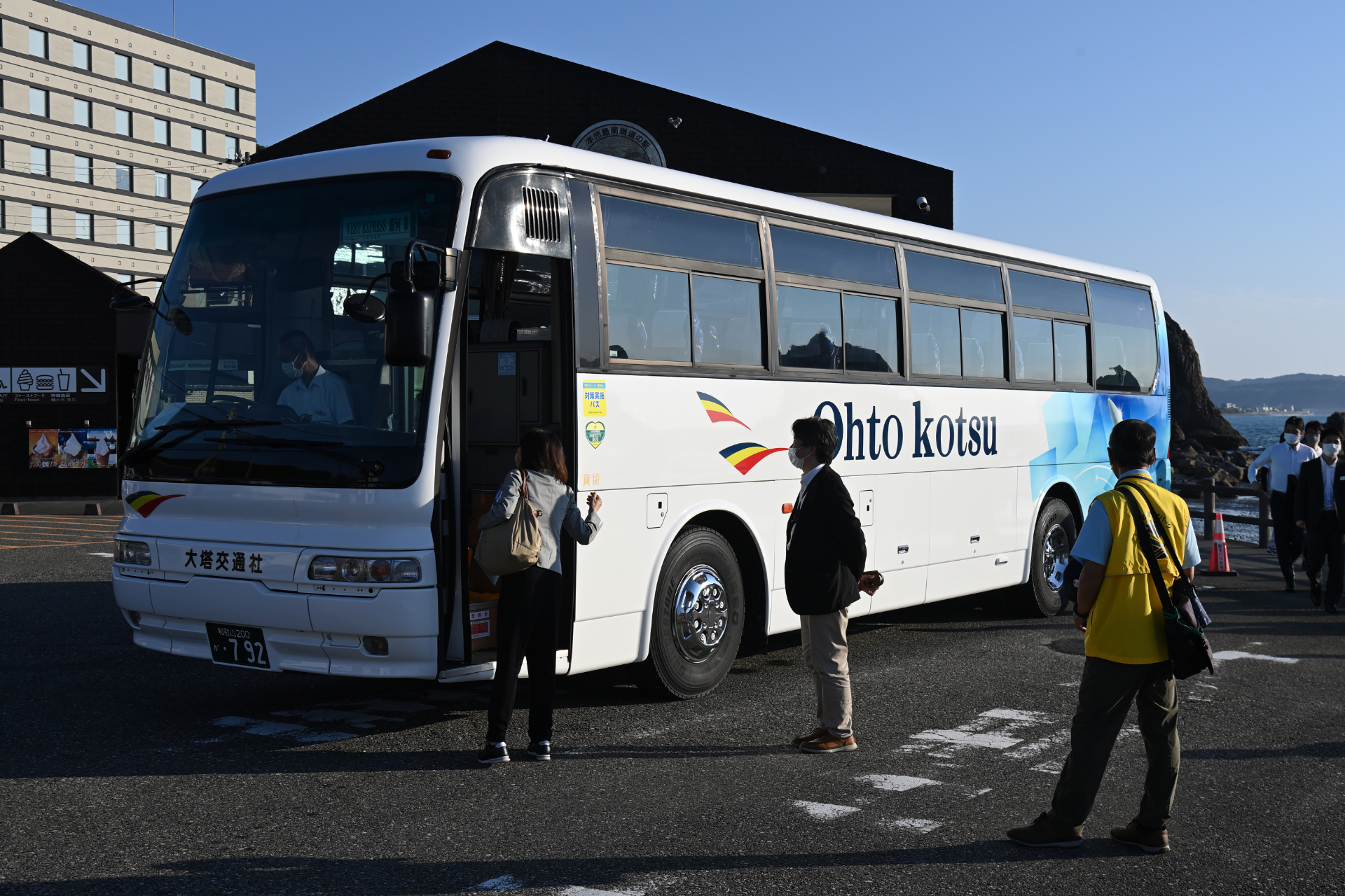 橋杭岩のある道の駅までは用意されたバスで向かう。駅からはおよそ5分