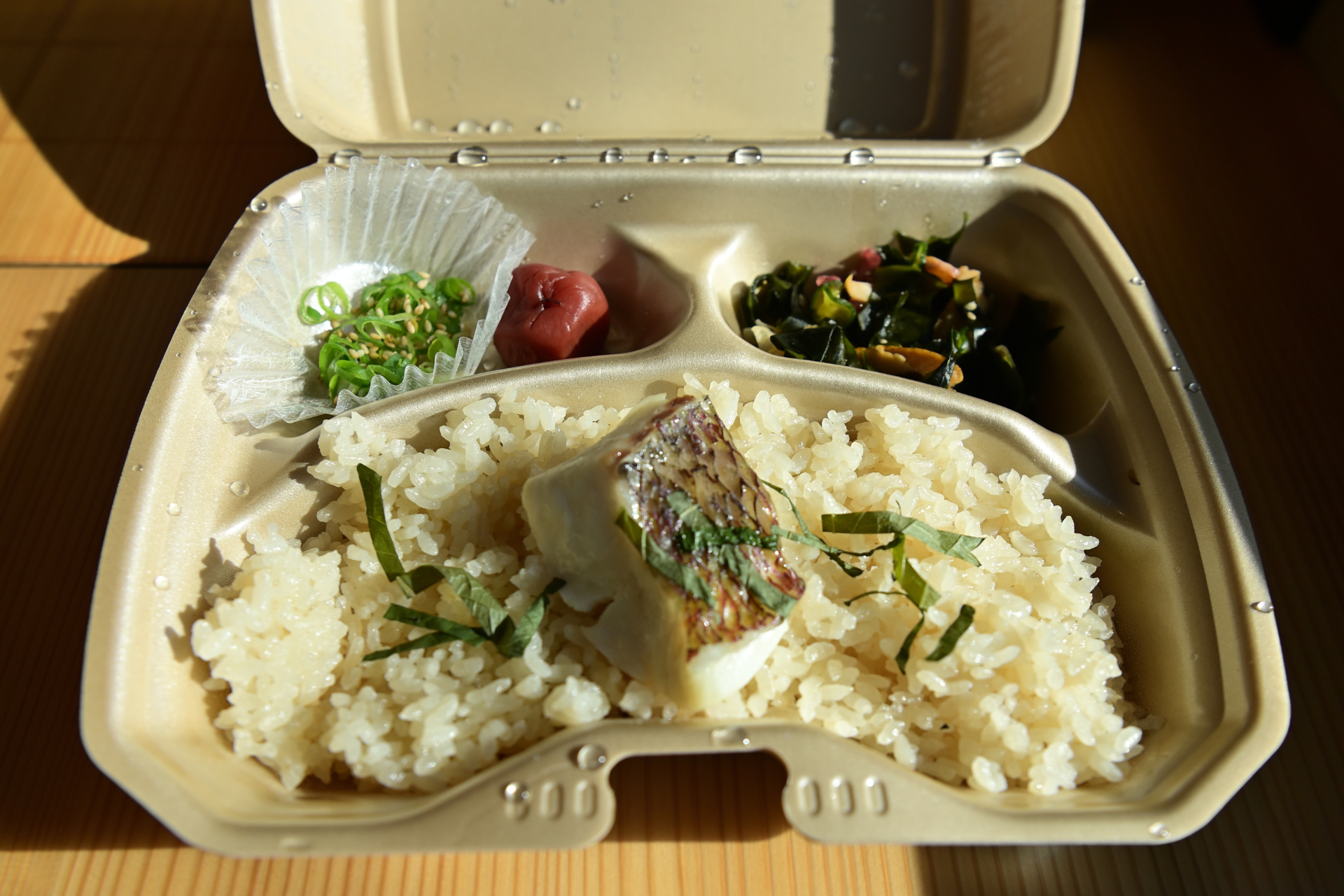 橋杭岩散策を終えて列車に戻るといよいよ朝食。提供されるのは鯛めしのお弁当