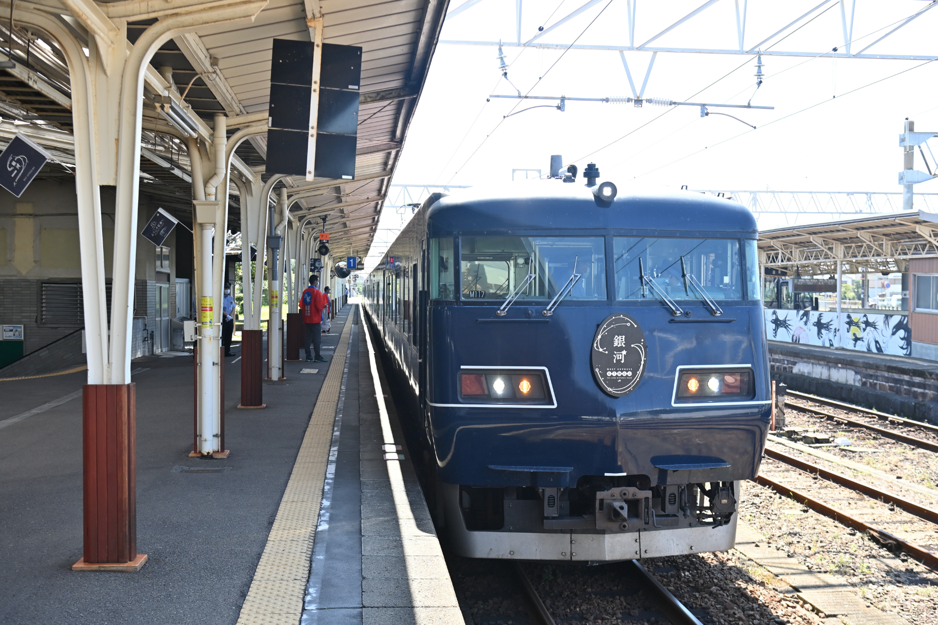 新宮駅1番線に入線した「WEST EXPRESS 銀河」
