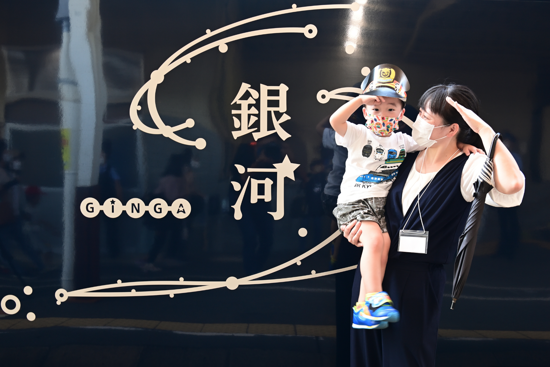 さっそく列車をバックに記念撮影をする親子