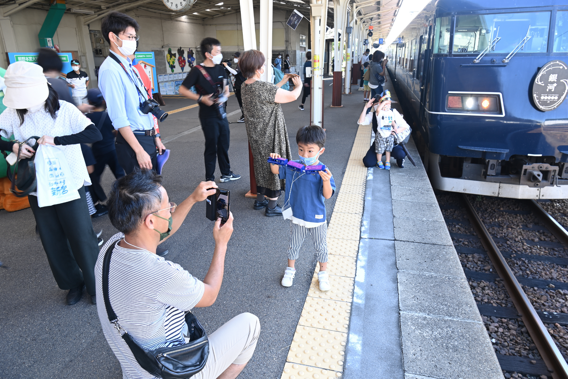 「WEST EXPRESS 銀河」を前に記念撮影を楽しんでいた