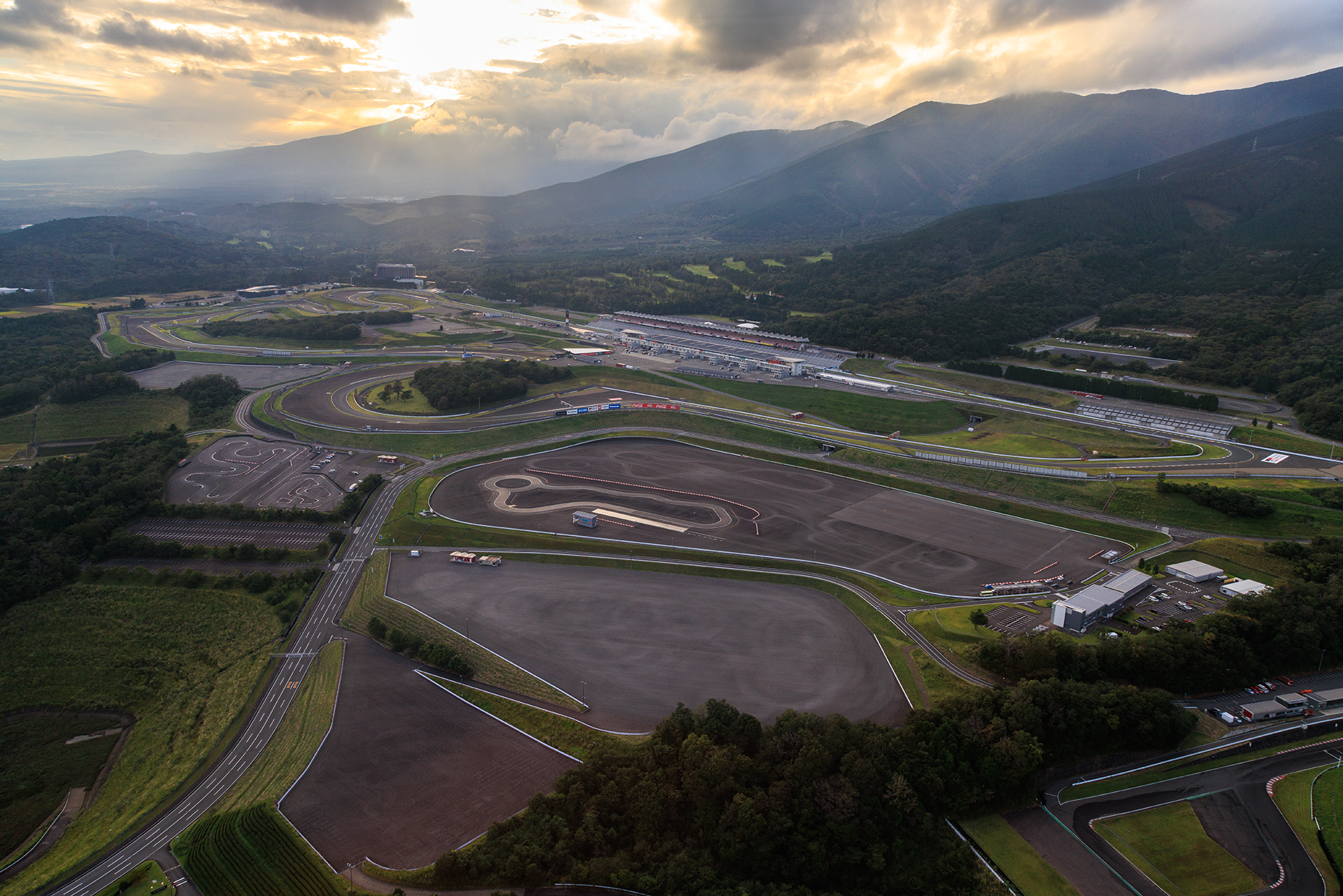 東側から。左下が富士スピードウェイの東ゲート