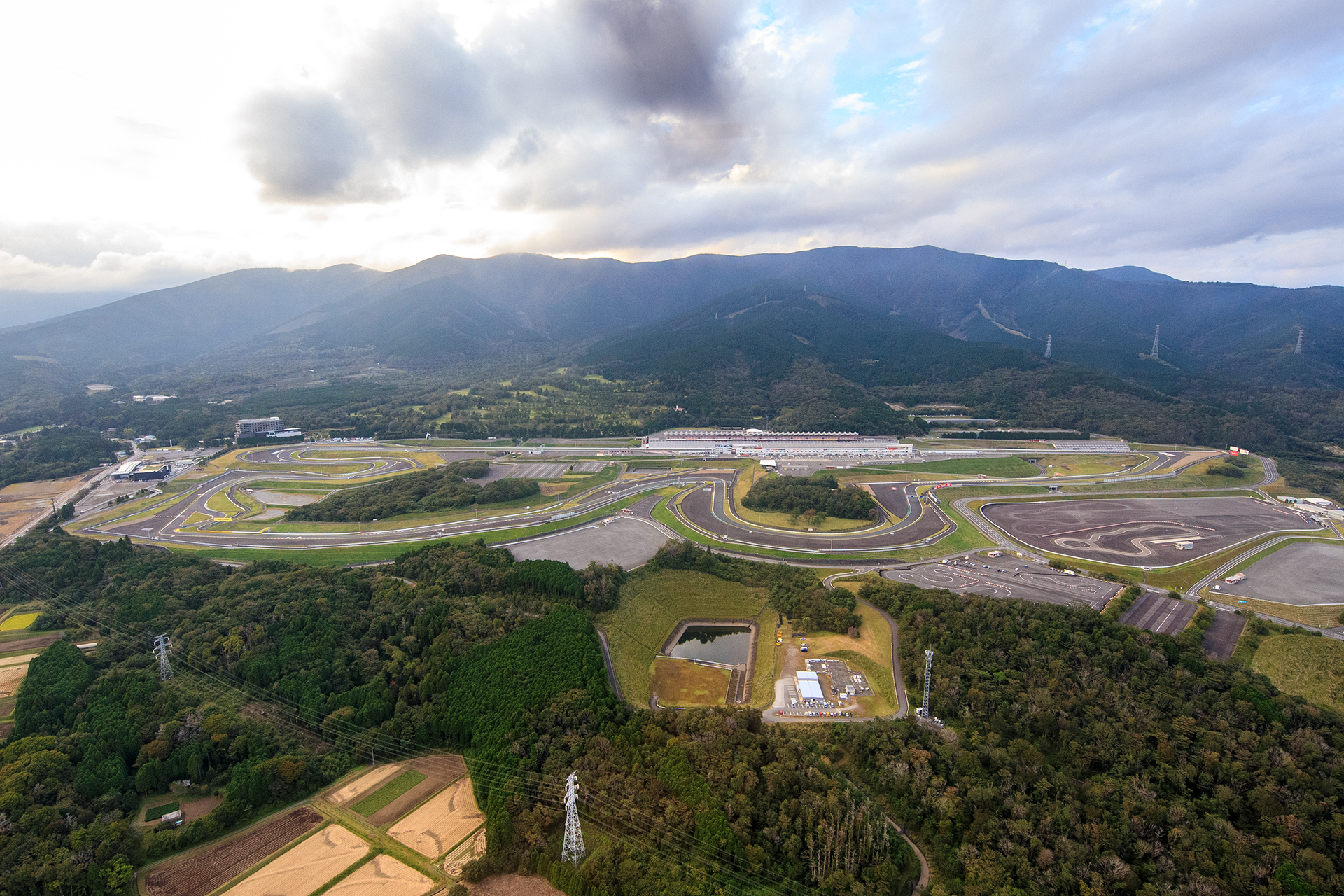 富士スピードウェイ全景。空撮はアクティビティとして用意されるヘリコプター（ベル 505）から。東京ヘリポート（東京都江東区）とホテルを結ぶチャーターフライトも設定される予定