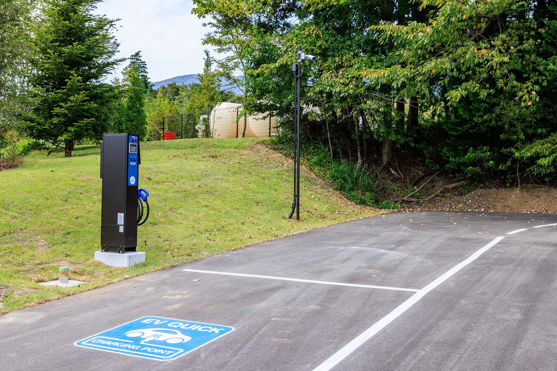 駐車場内にはEV用充電器も