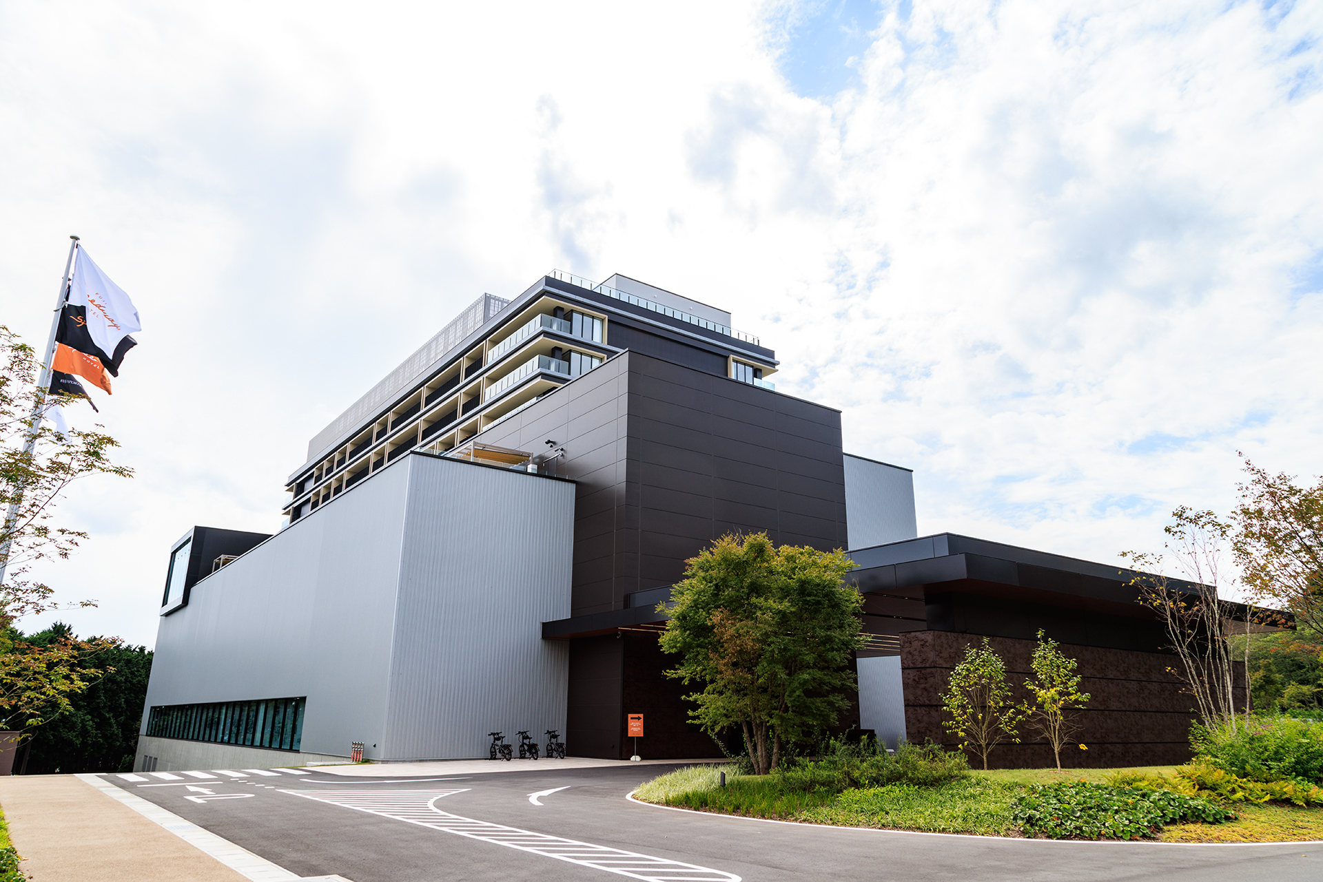 エントランス近くから。建物脇には宿泊者に無料貸出されるボッシュの電動バイク「VEKTRON S10」が見える