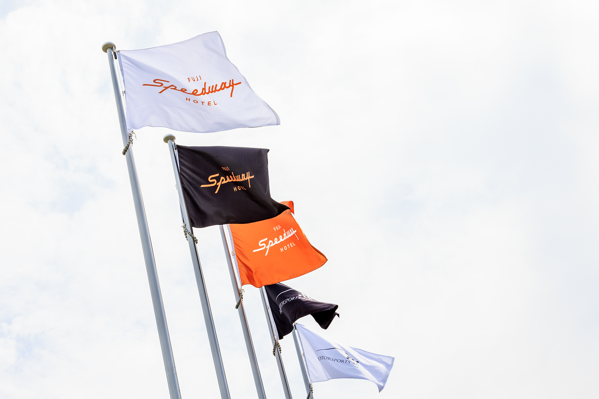 ホテルとミュージアムのフラッグ