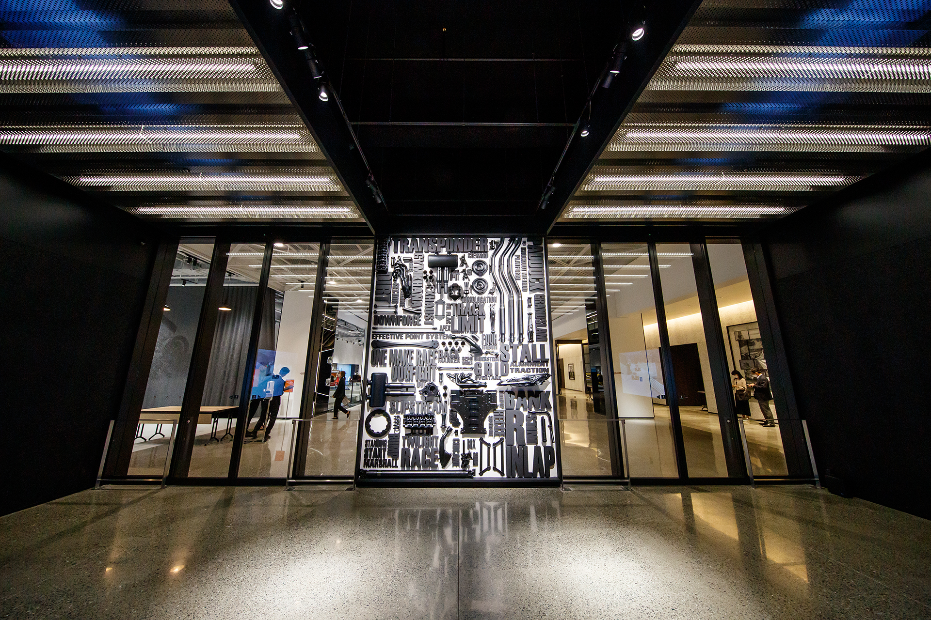 普通のホテルとは違うことをアピールするエントランスアート