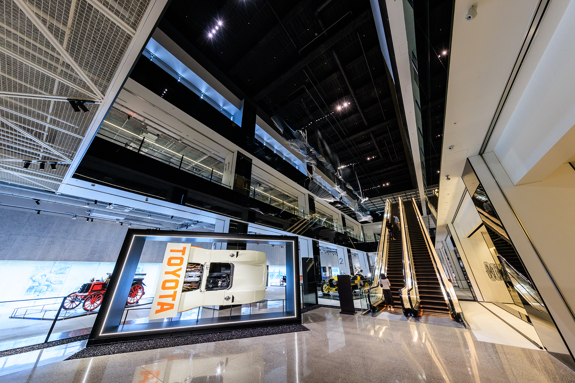 自動ドアを抜けると3階までの吹き抜け空間