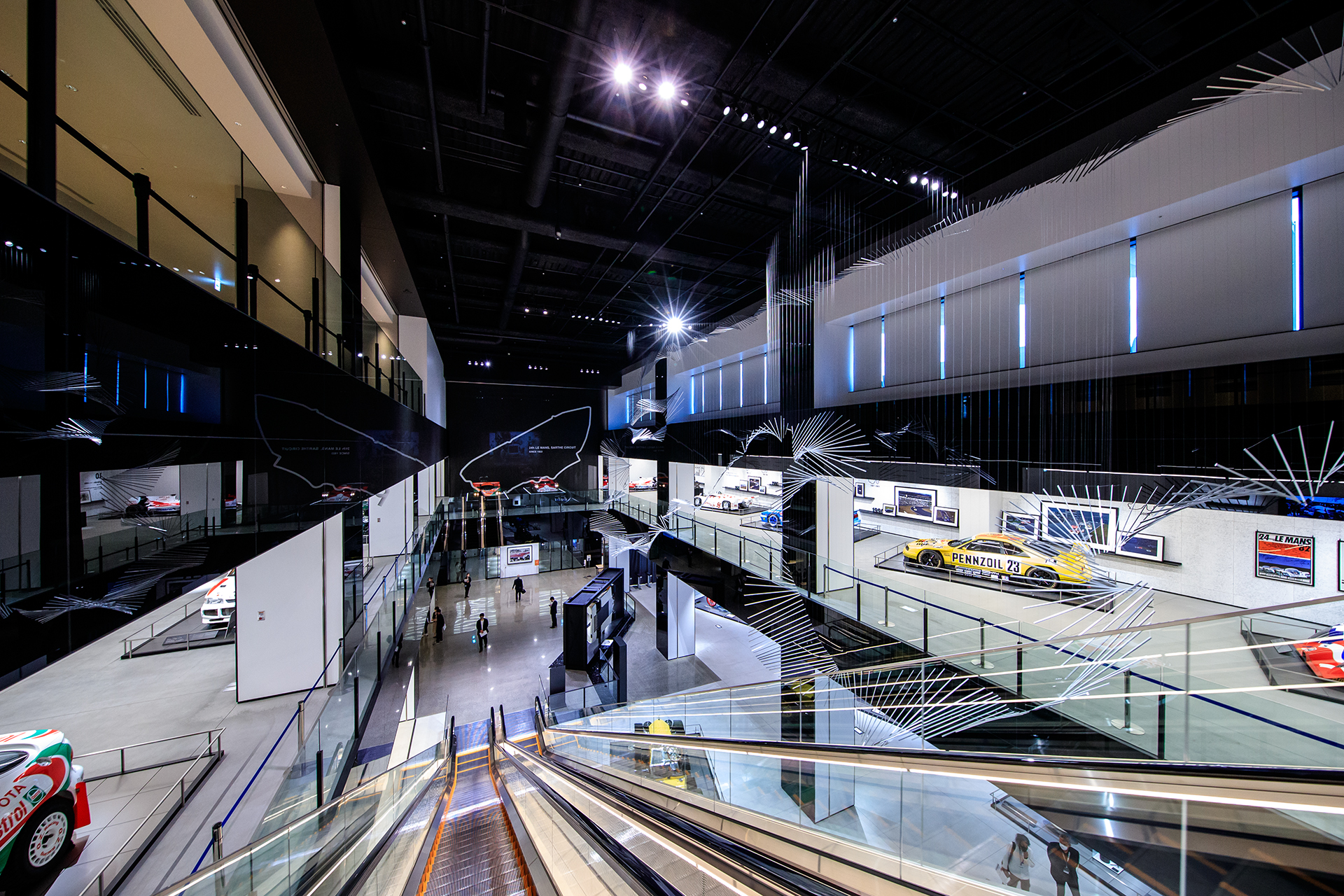 エントランス方向の眺め。「富士モータースポーツミュージアム」の展示車両が見える