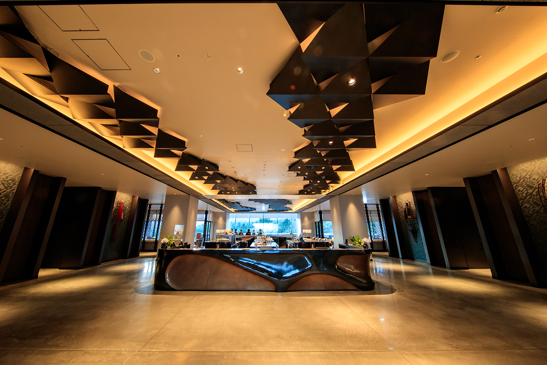 3階にあるロビーラウンジにフロントがある。その奥はレストランとラウンジ