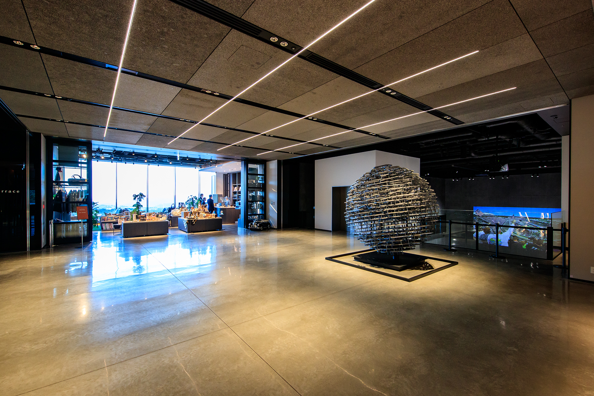 ロビーラウンジのサーキット側にはショップ＆カフェ「Fan Terrace」