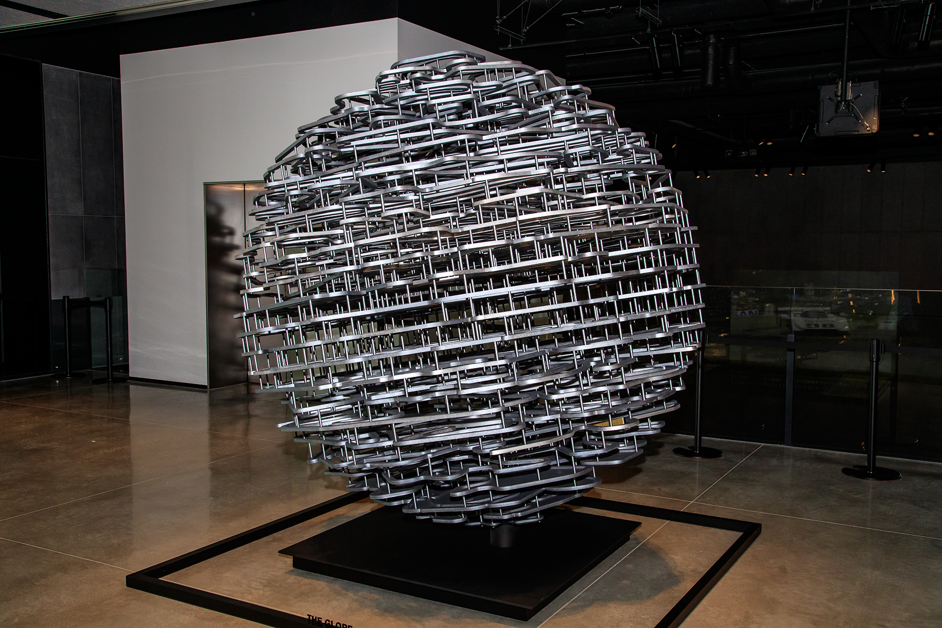 館内にはモータースポーツをフィーチャーしたアートが随所に。この地球儀のモニュメントは世界中のサーキットコースを集め地球の形を表現したもの