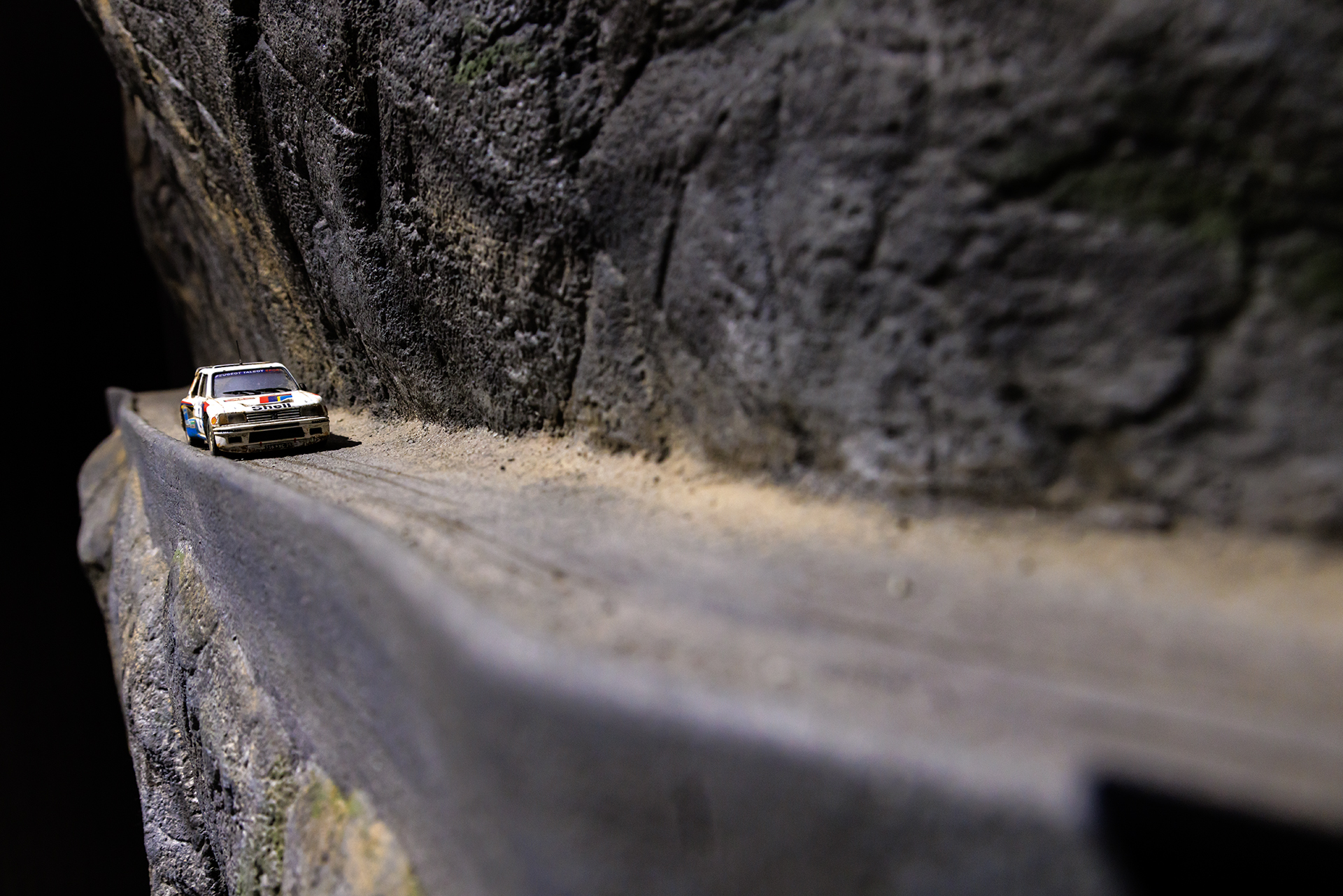 ラリーカーが走っている