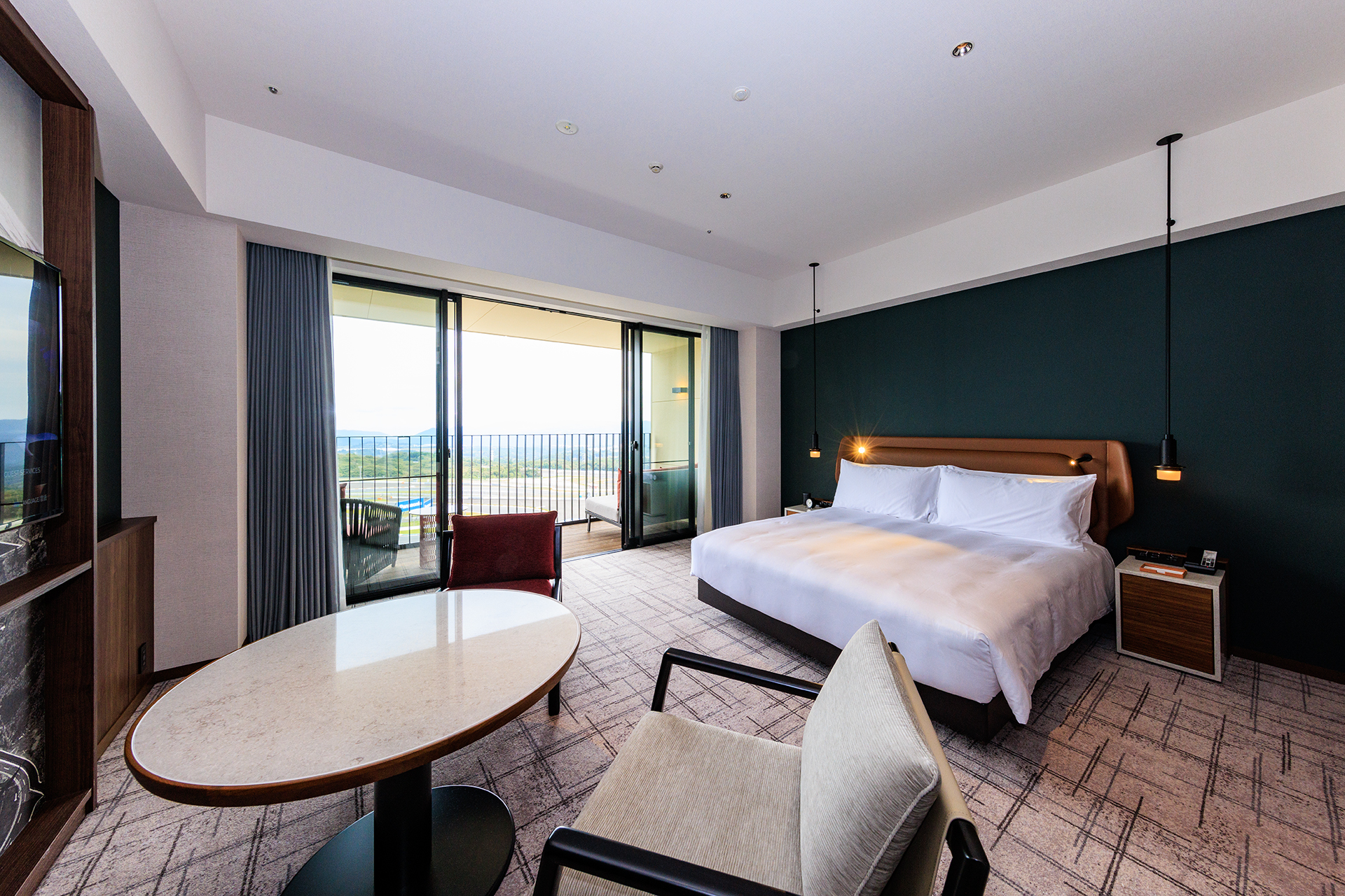 客室はゆとりある広さで、キングサイズのベッドが小さく見える