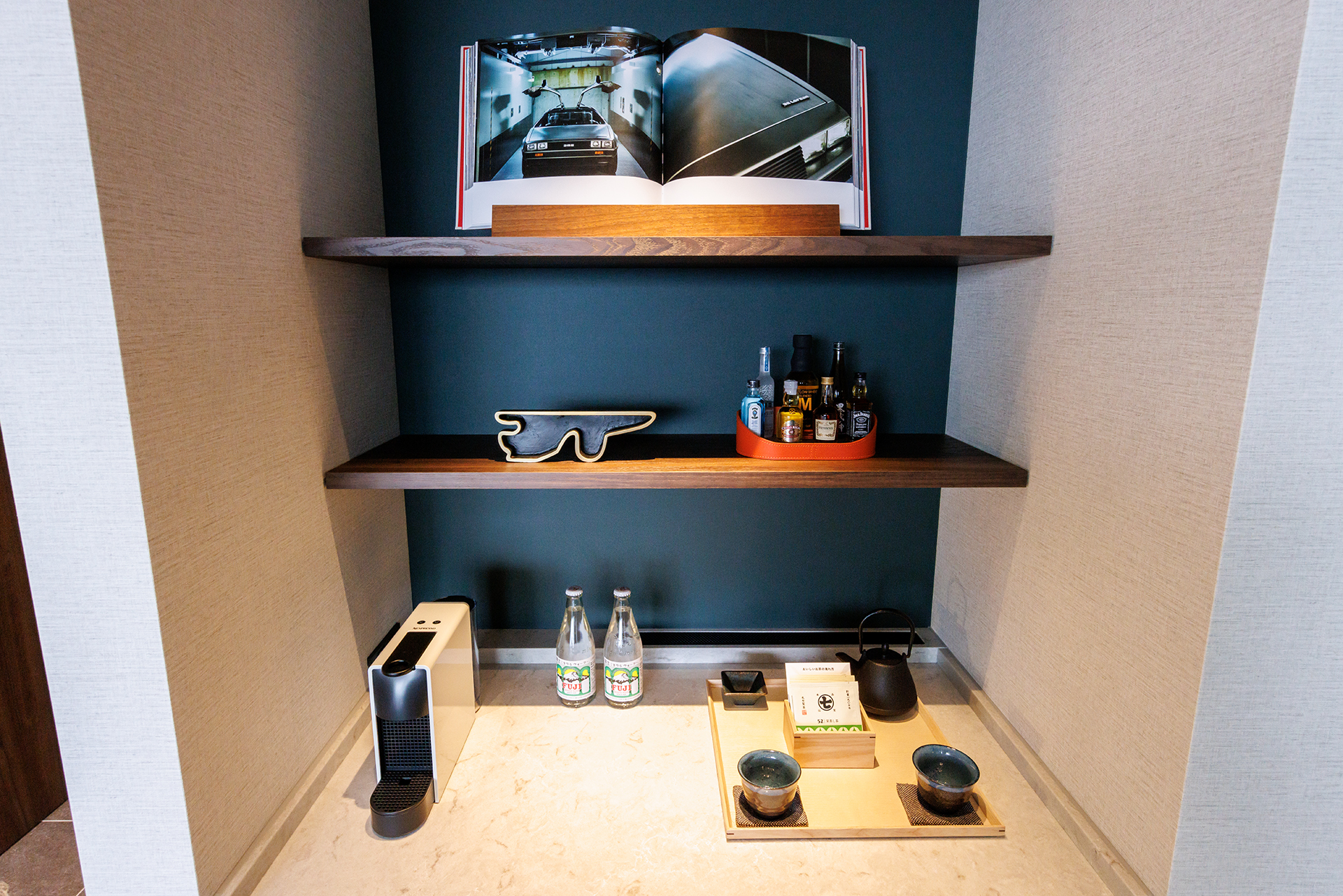 地元産のミネラルウォーターや緑茶ティーバッグ、コーヒーサーバーなどを用意