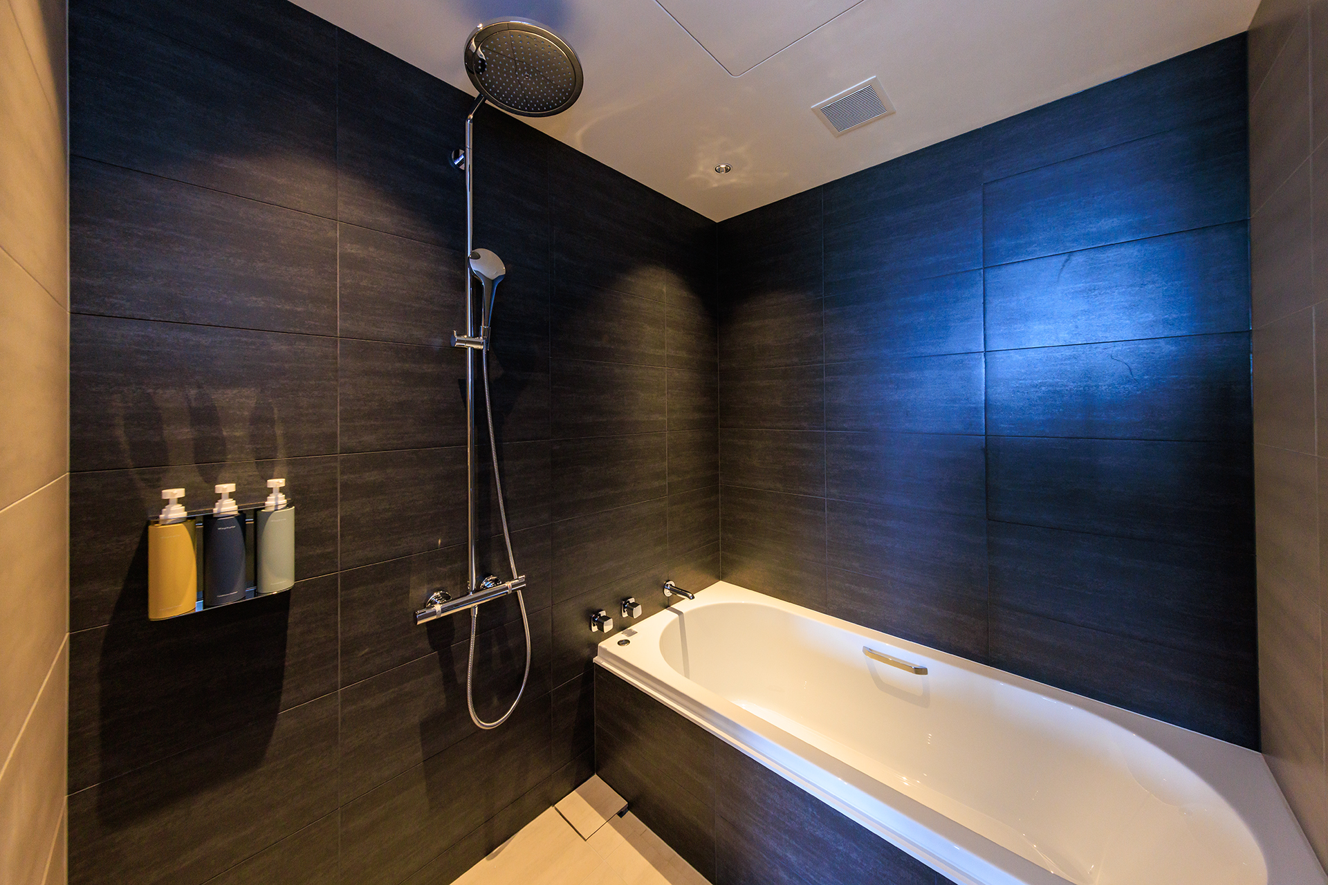 シャワーに加えて大きな浴槽も