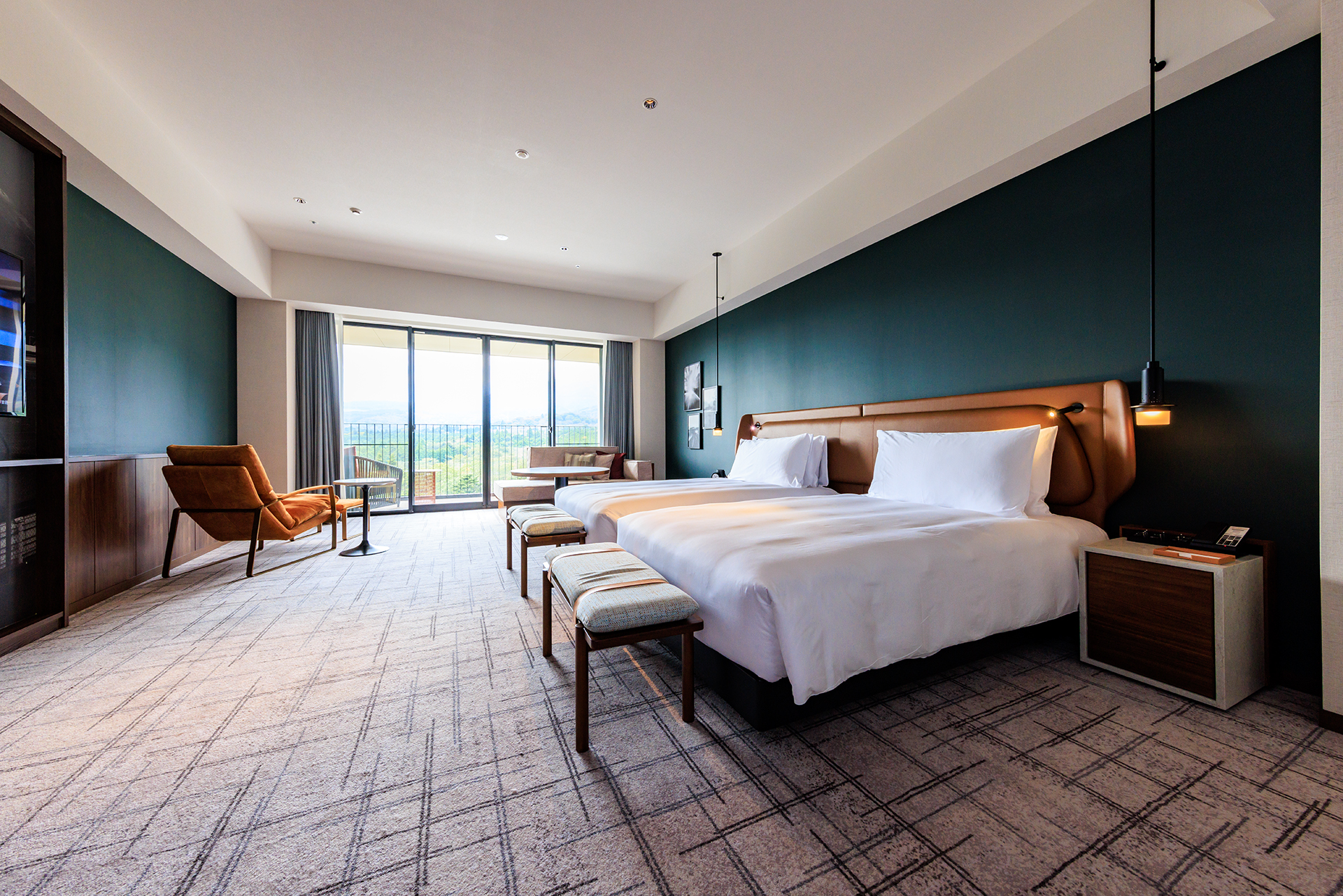 ツインベッドルーム。こちらは富士山ビューになるためまったく違う場所のような印象を受ける