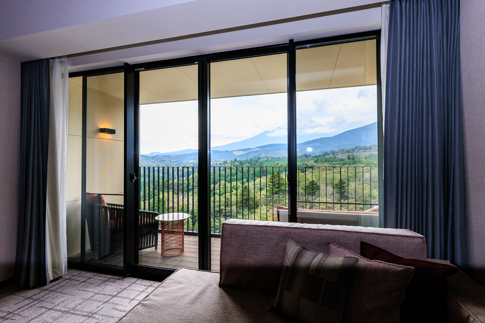 バルコニーからは雄大な富士山が望める