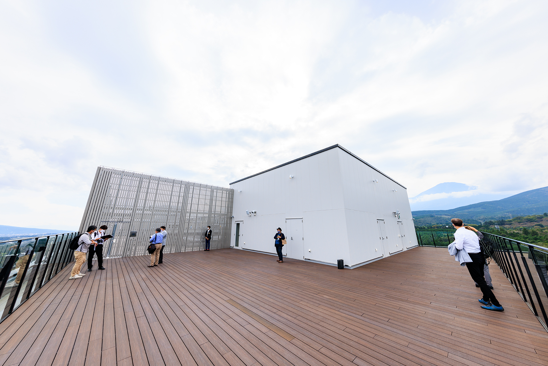 屋上には富士山とサーキット、両方の眺望が楽しめるルーフトップテラス。毎週土曜には「ルーフトップヨガ」を開催予定