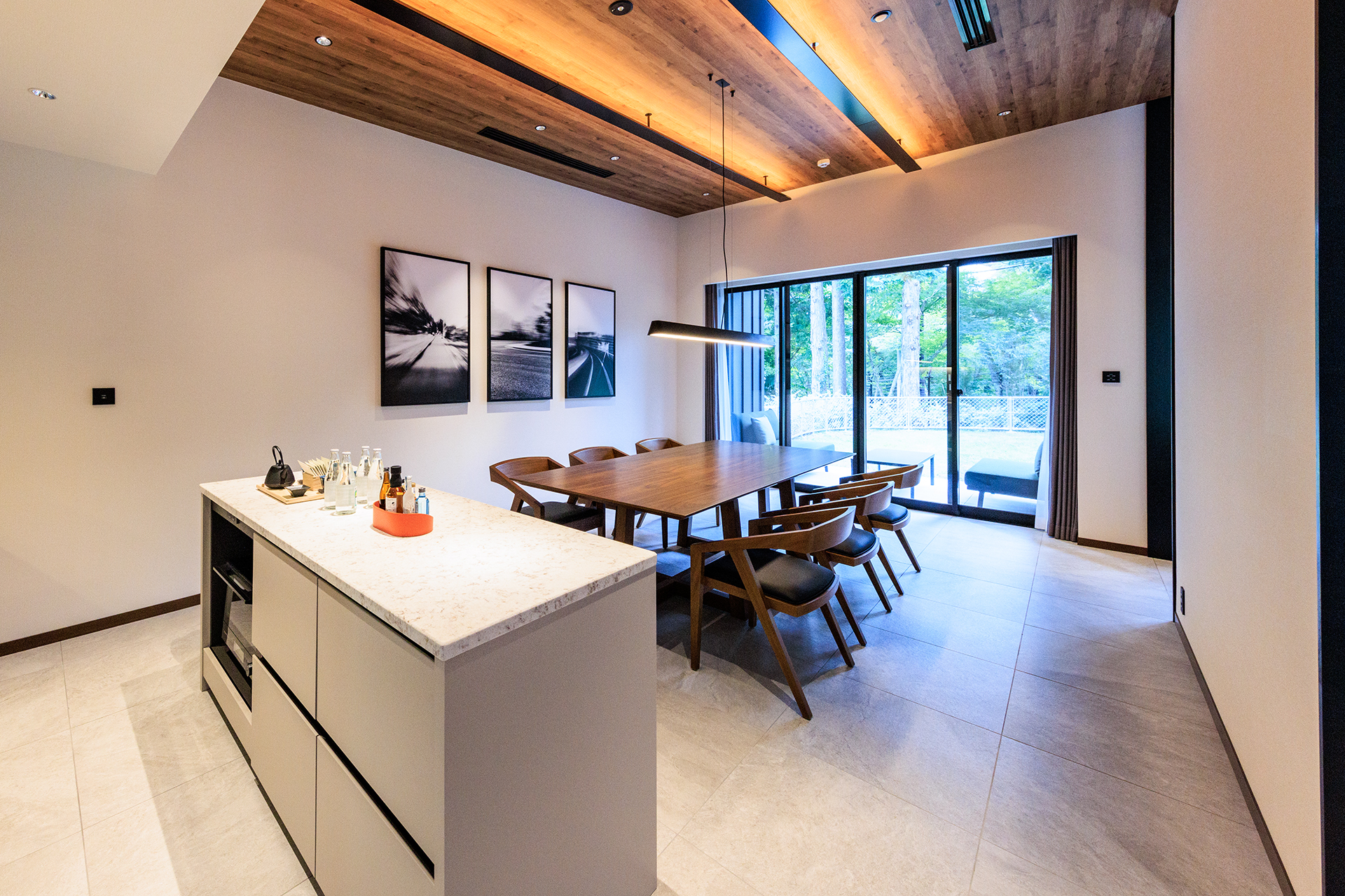 カウンターを備えたダイニング