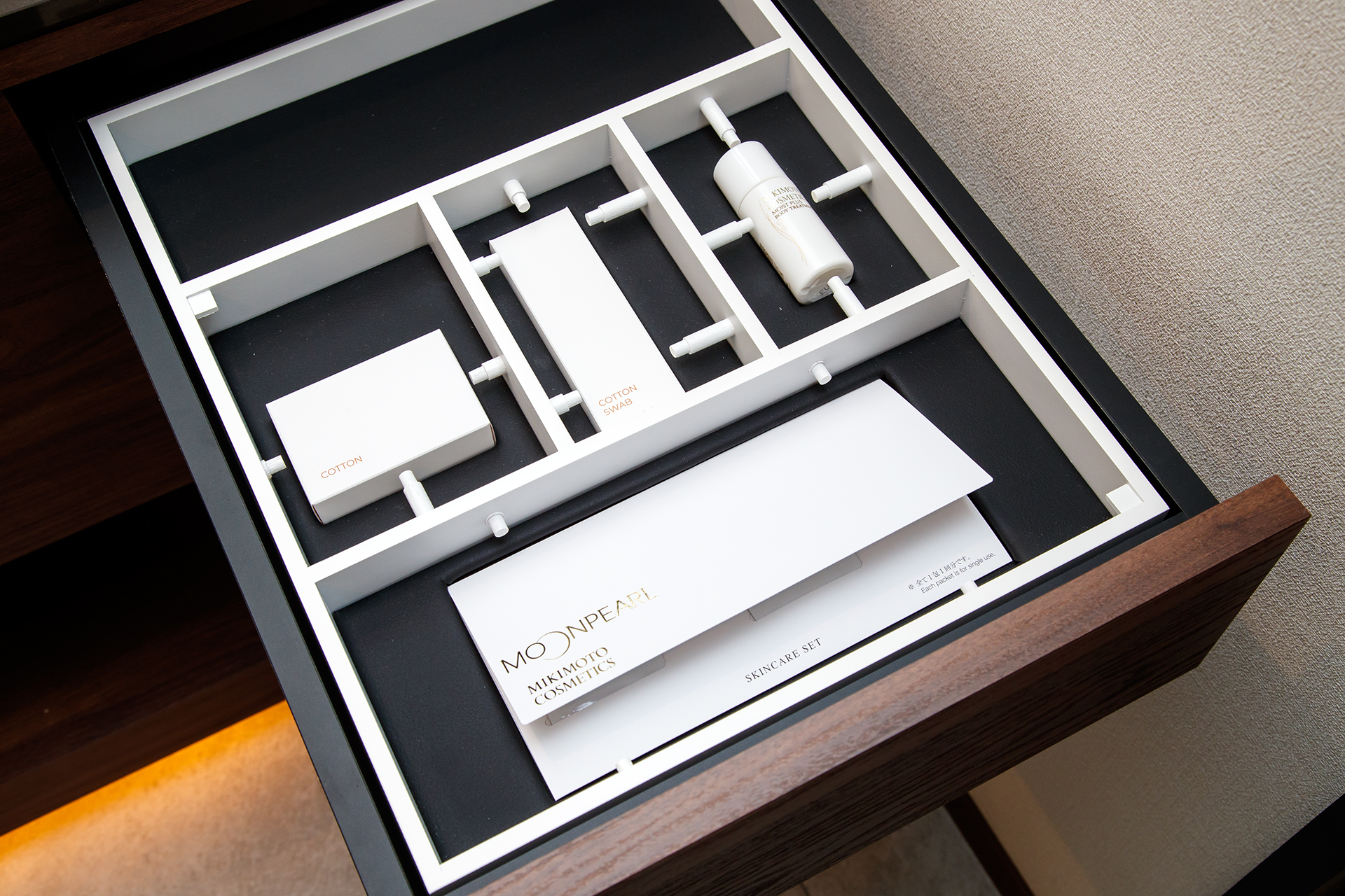 プラモデルをイメージしたアメニティ収納。スキンケアセットは「MIKIMOTO COSMETICS」