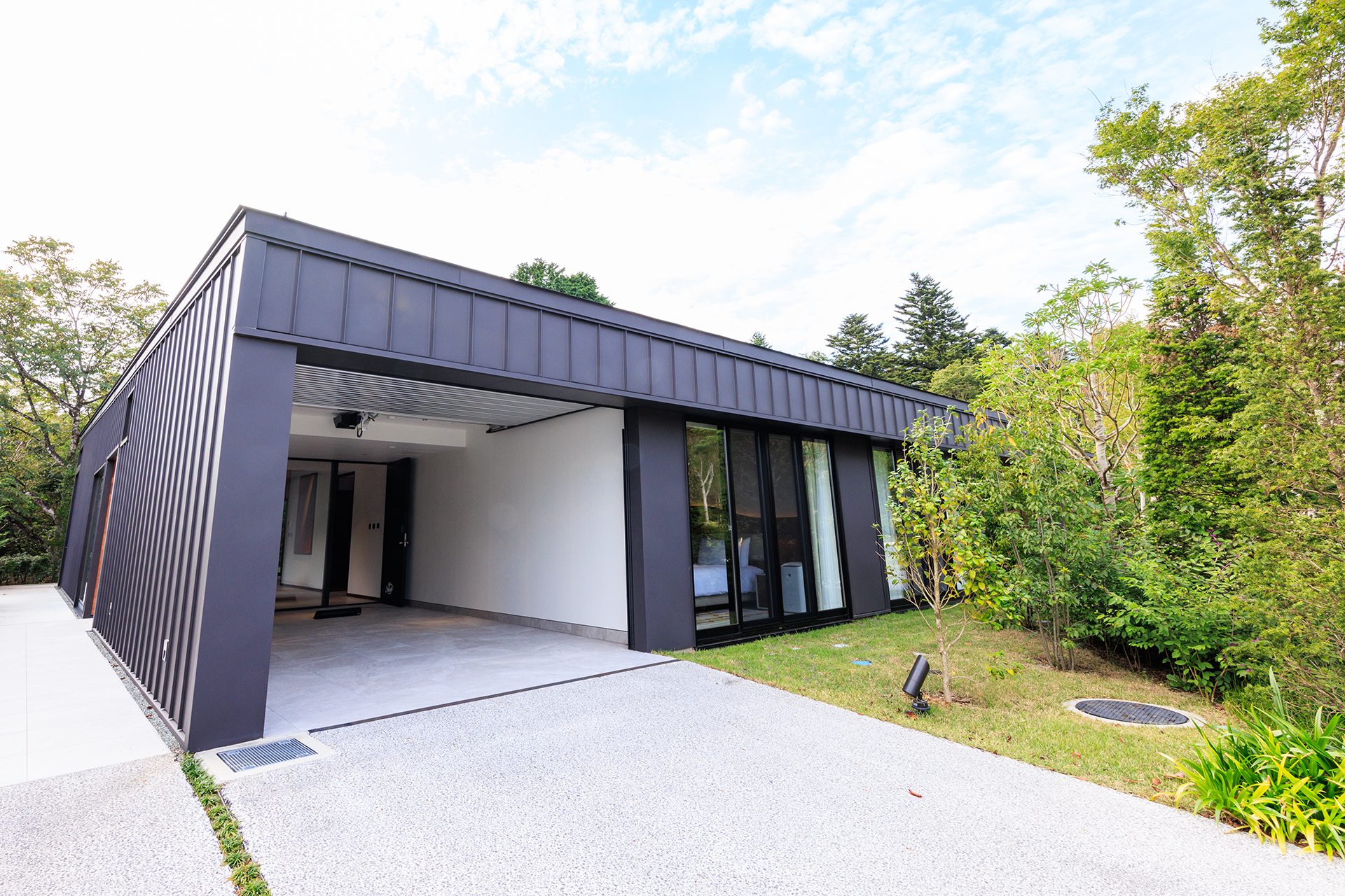 ガーデンヴィラ。1棟を2室で共有する形式