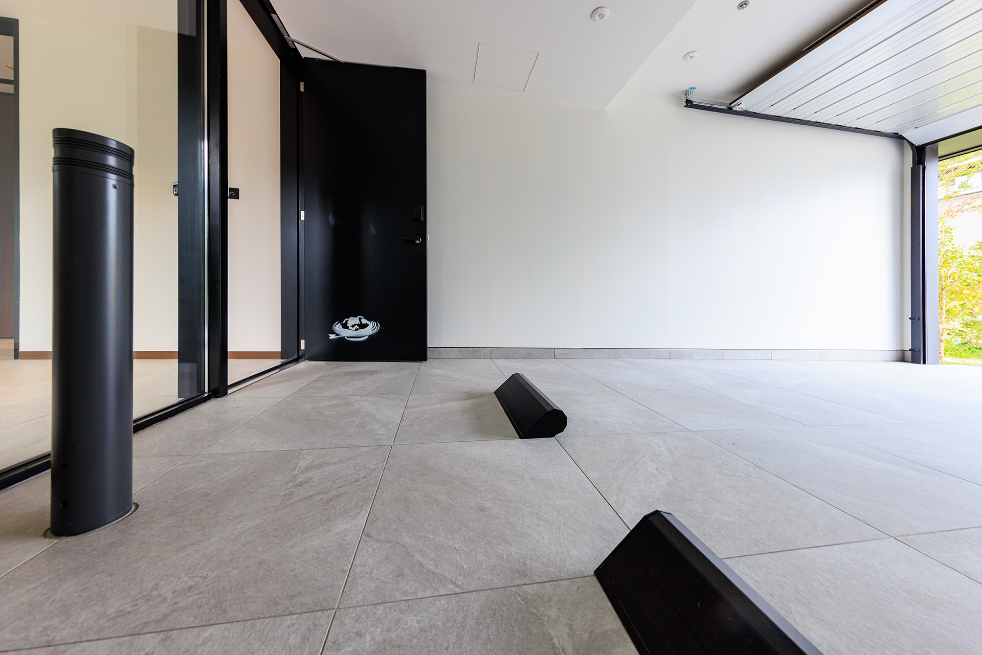 ガレージ。ドア部に描かれるイラストは部屋ごとに違うとか