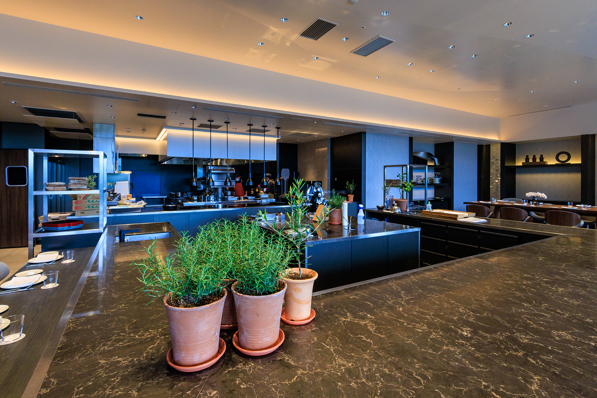 オープンキッチンを備えた「TROFEO Italian Cuisine」