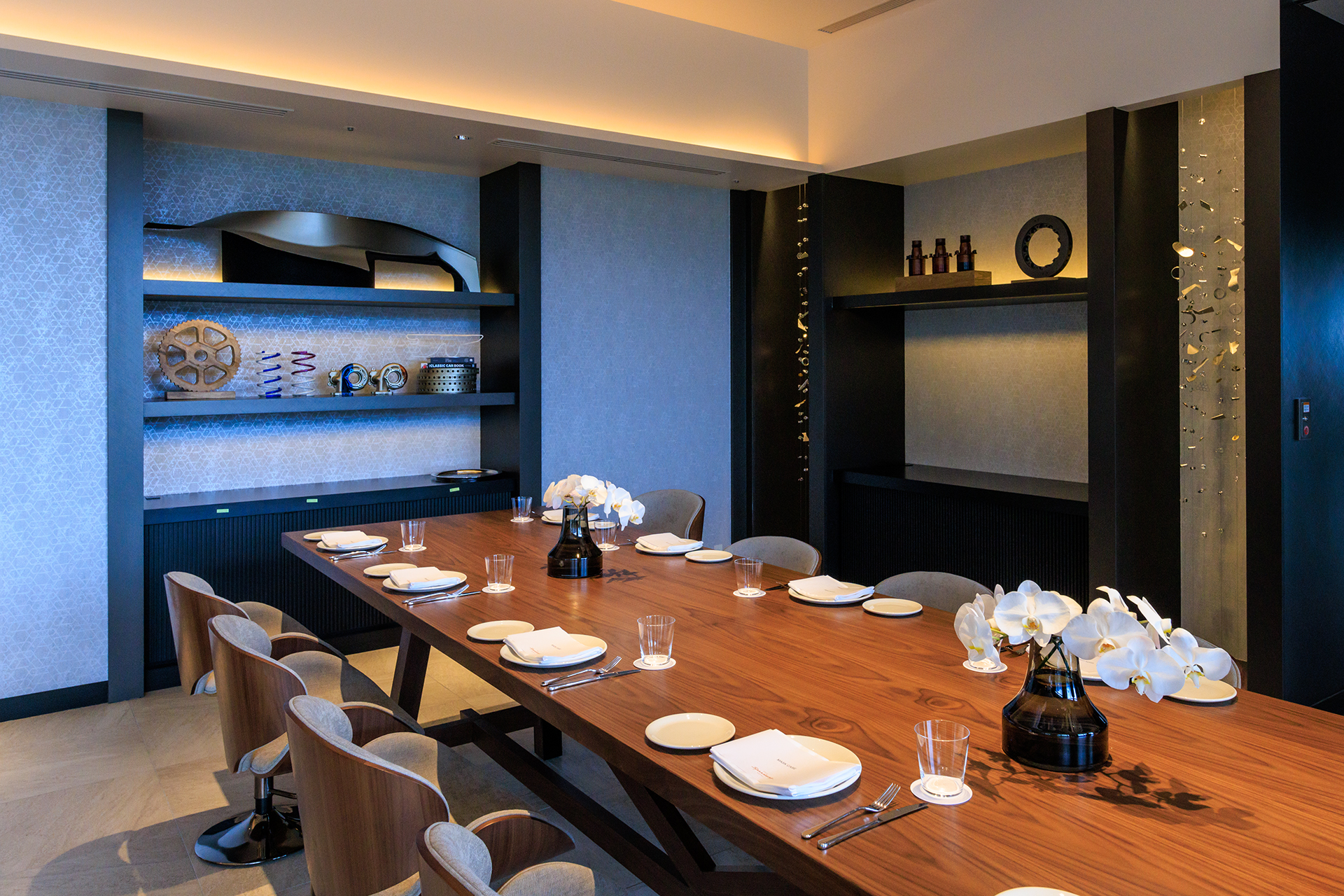 大人数にも対応可能な大型テーブルを備えた席もある