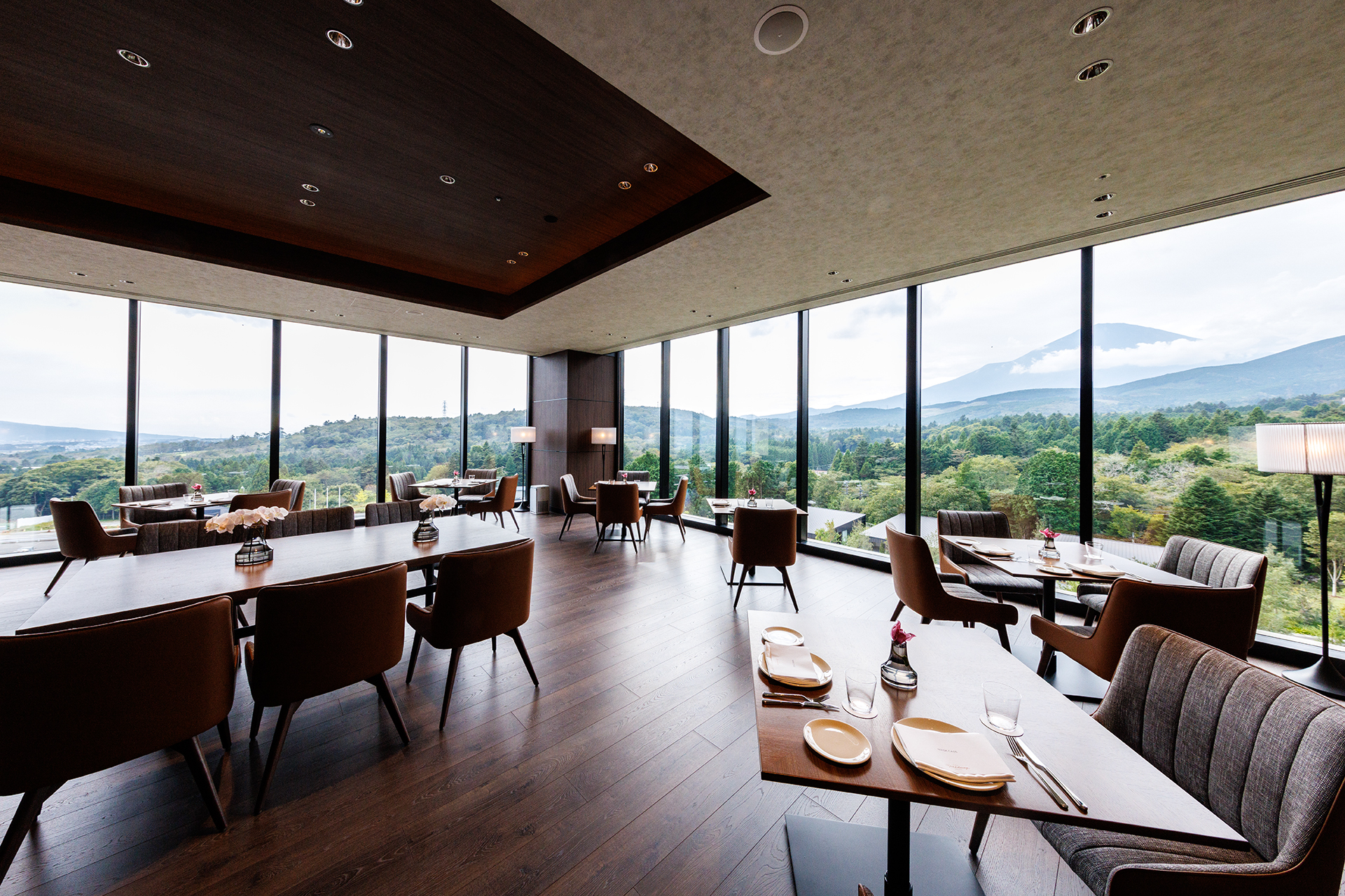 大小個室も用意。写真は24名まで対応可能な「エメラルドルーム」