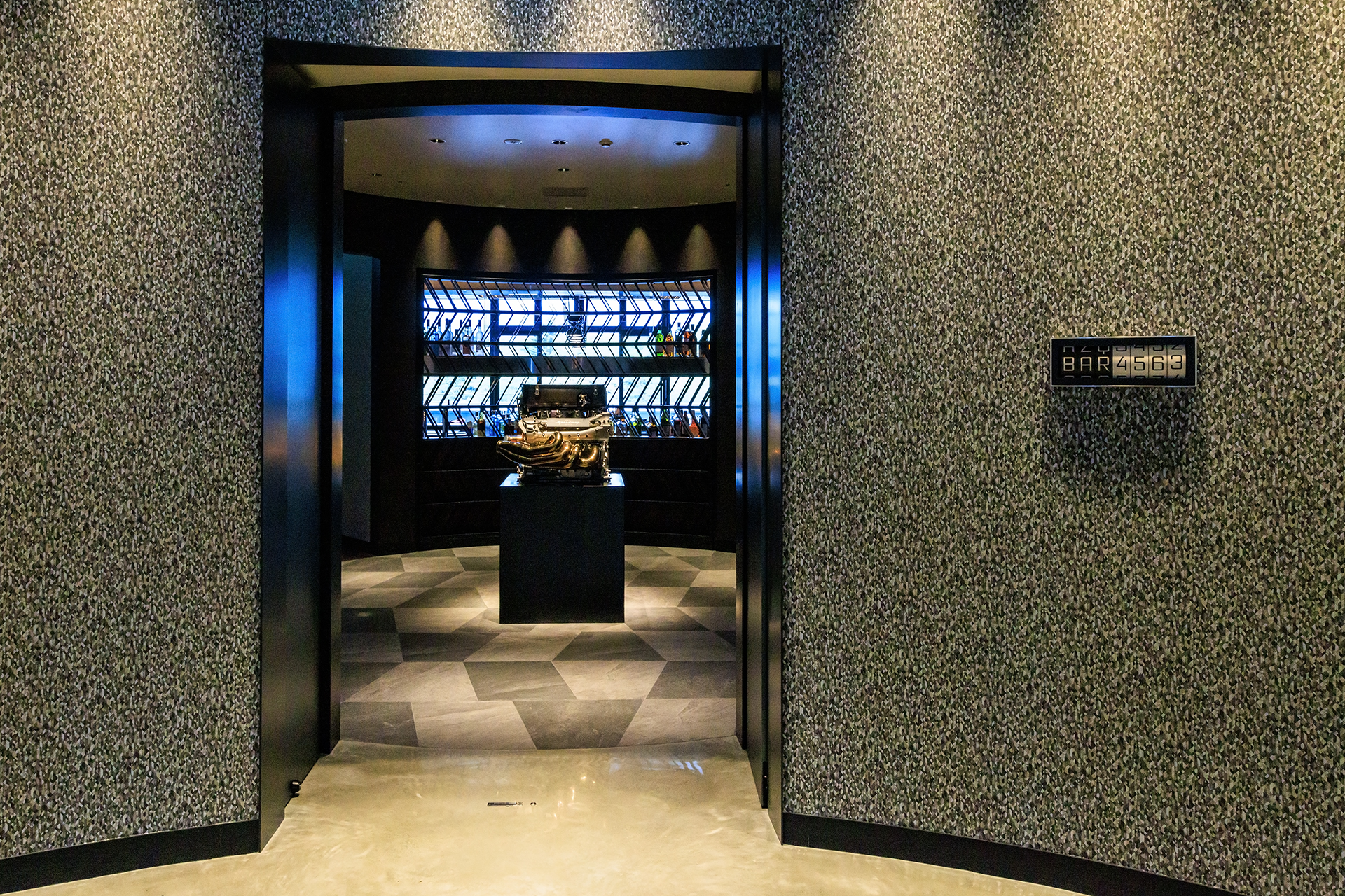 富士スピードウェイの全長に由来する名前を持つ「BAR 4563」。入口ではCARTで使用されていたエンジンがお出迎え