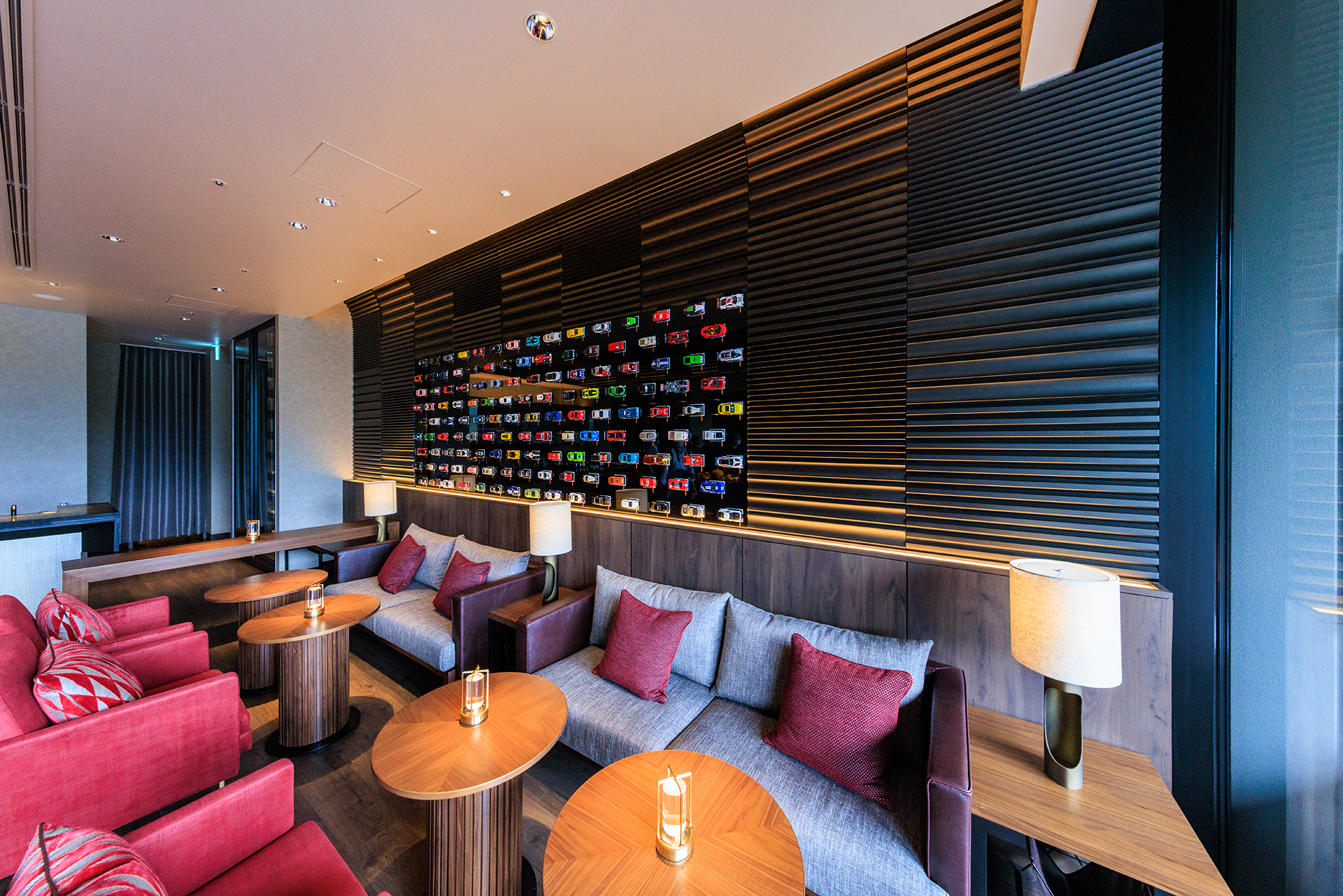 クルマのパーツやミニカーを展示