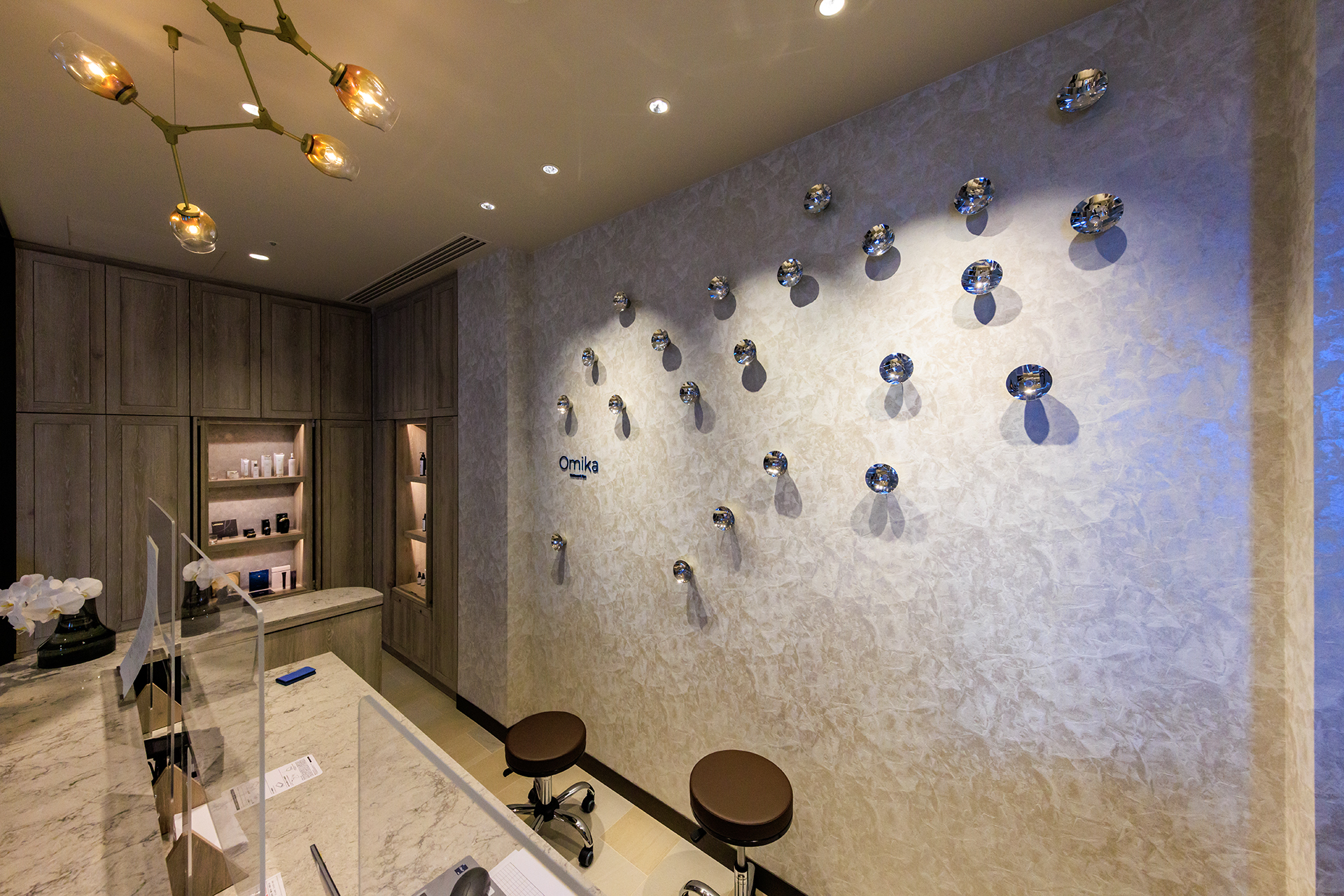 スパトリートメントの受付にはヘッドライトなどのリフレクターを使った装飾が施されている