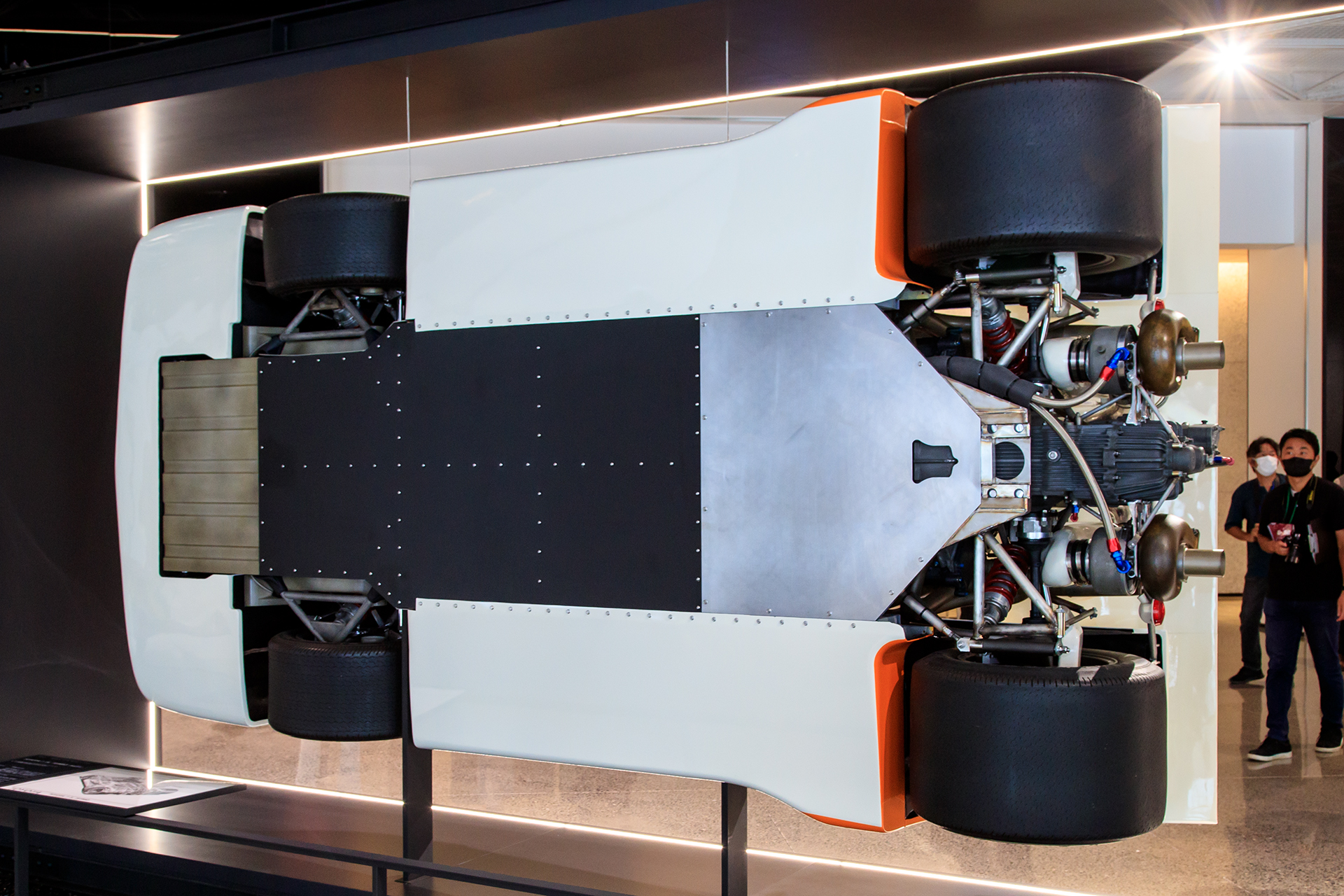 エントランス直後に展示される「トヨタ7」。底面も見られるのは新鮮