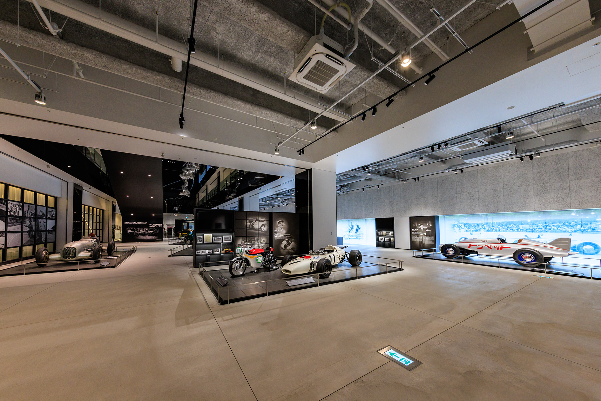 エントランス反対側から