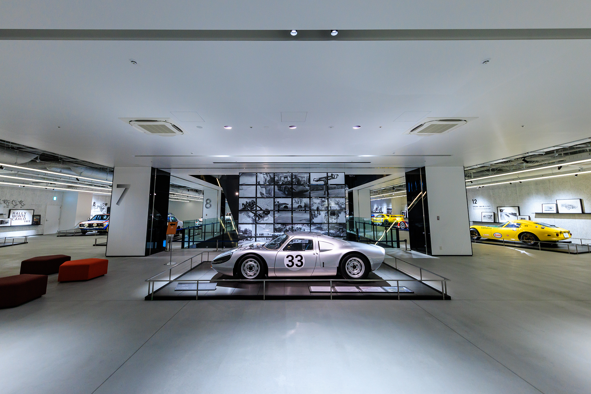 エレベーター正面から