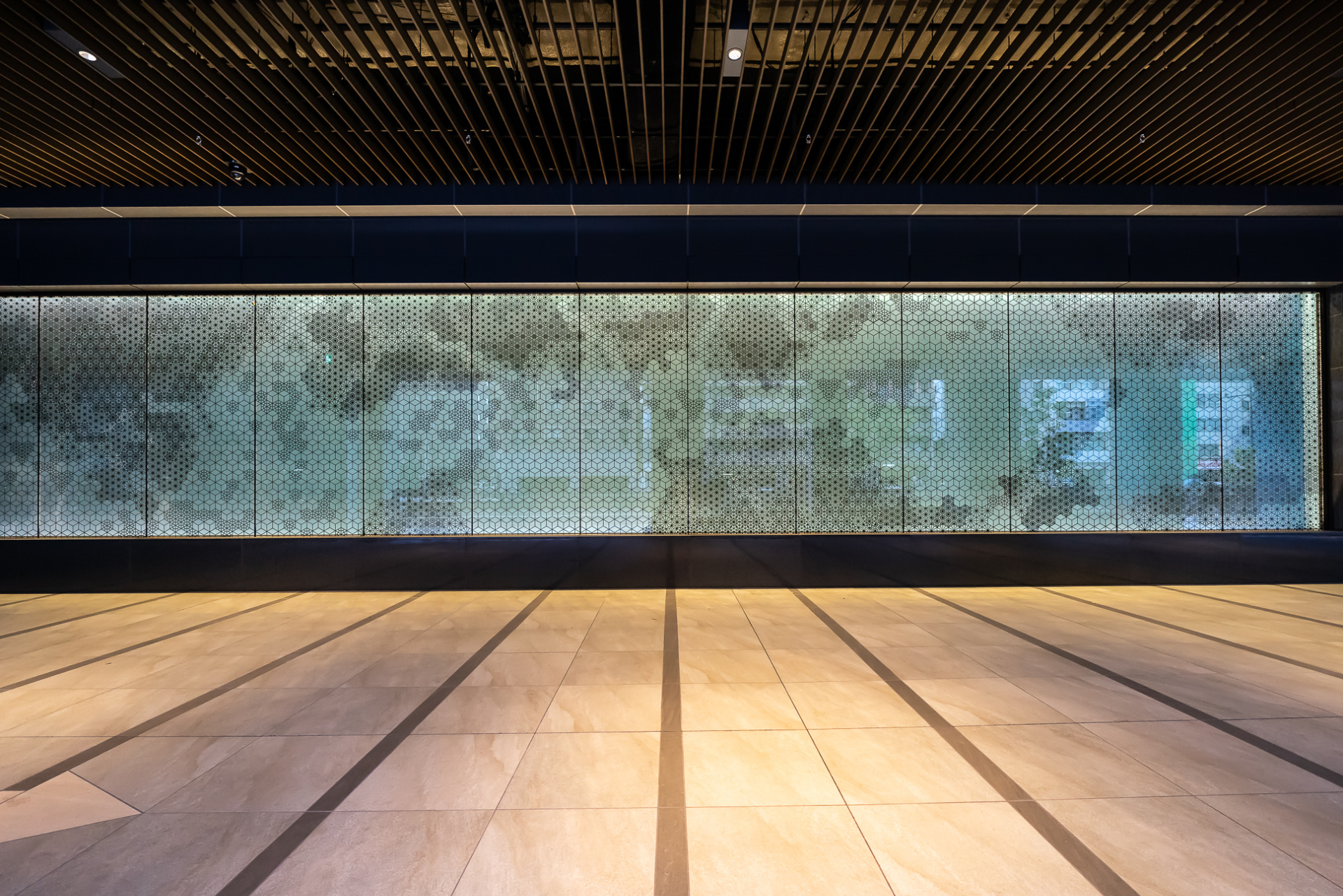 外壁に施された麻の葉文様や亀甲文様などを組み合わせた装飾