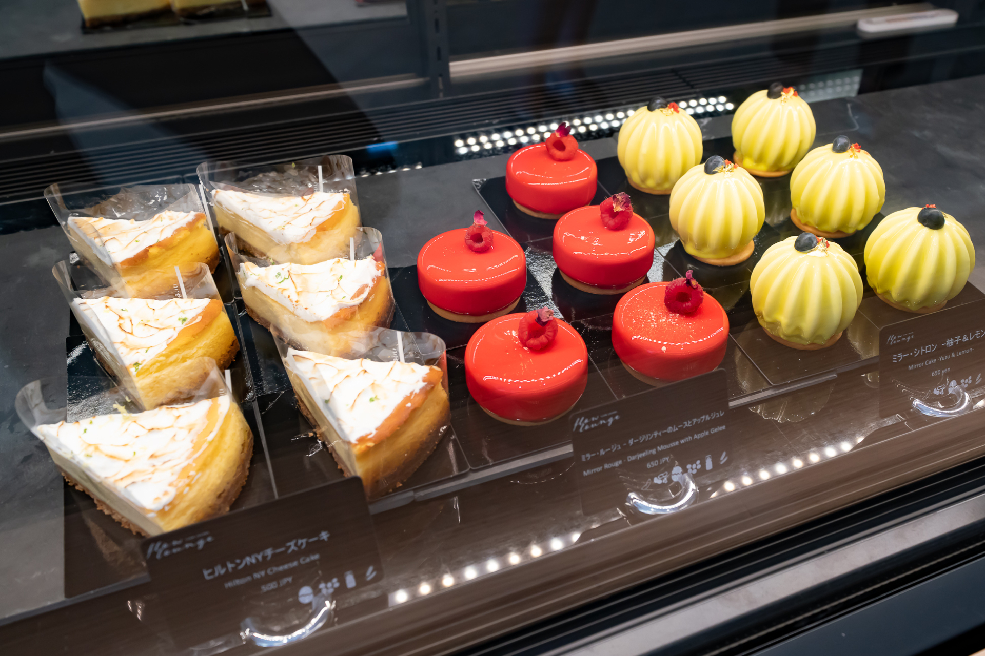 ショーケース内のスイーツ例。ペストリーシェフ・鷲見真奈美氏が手掛けている