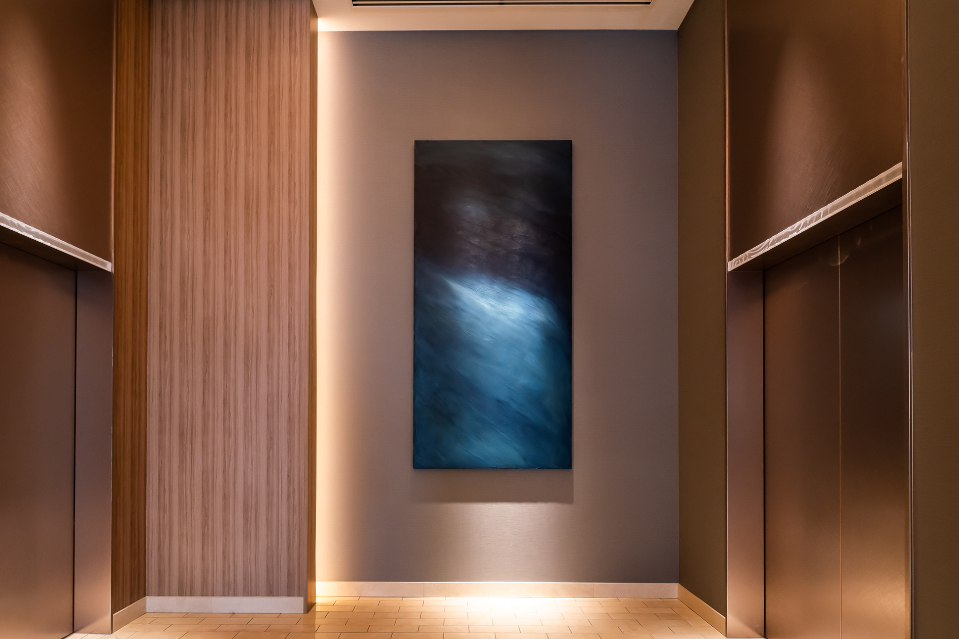 エレベーターホール壁面にはアートが飾られている
