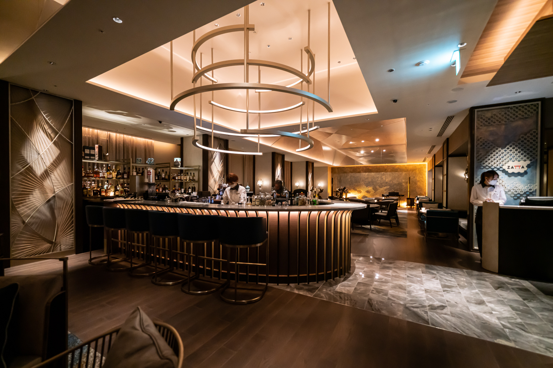 船のような特徴あるカウンターがあるバー「ZATTA」