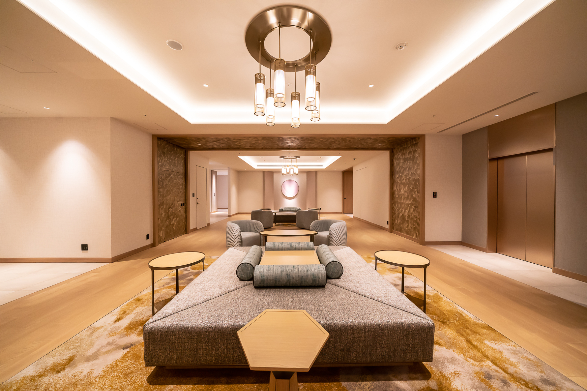 ホワイエにある待合スペース