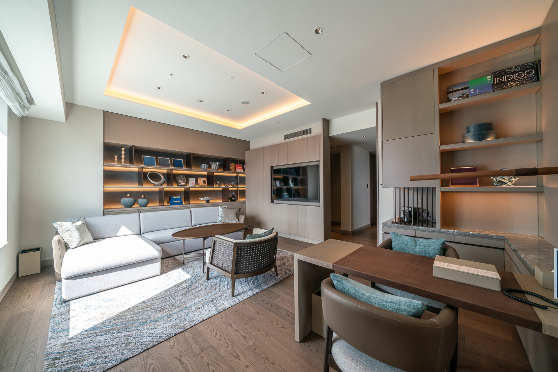 リビングが広く、大きめのデスクがある「デラックススイート」