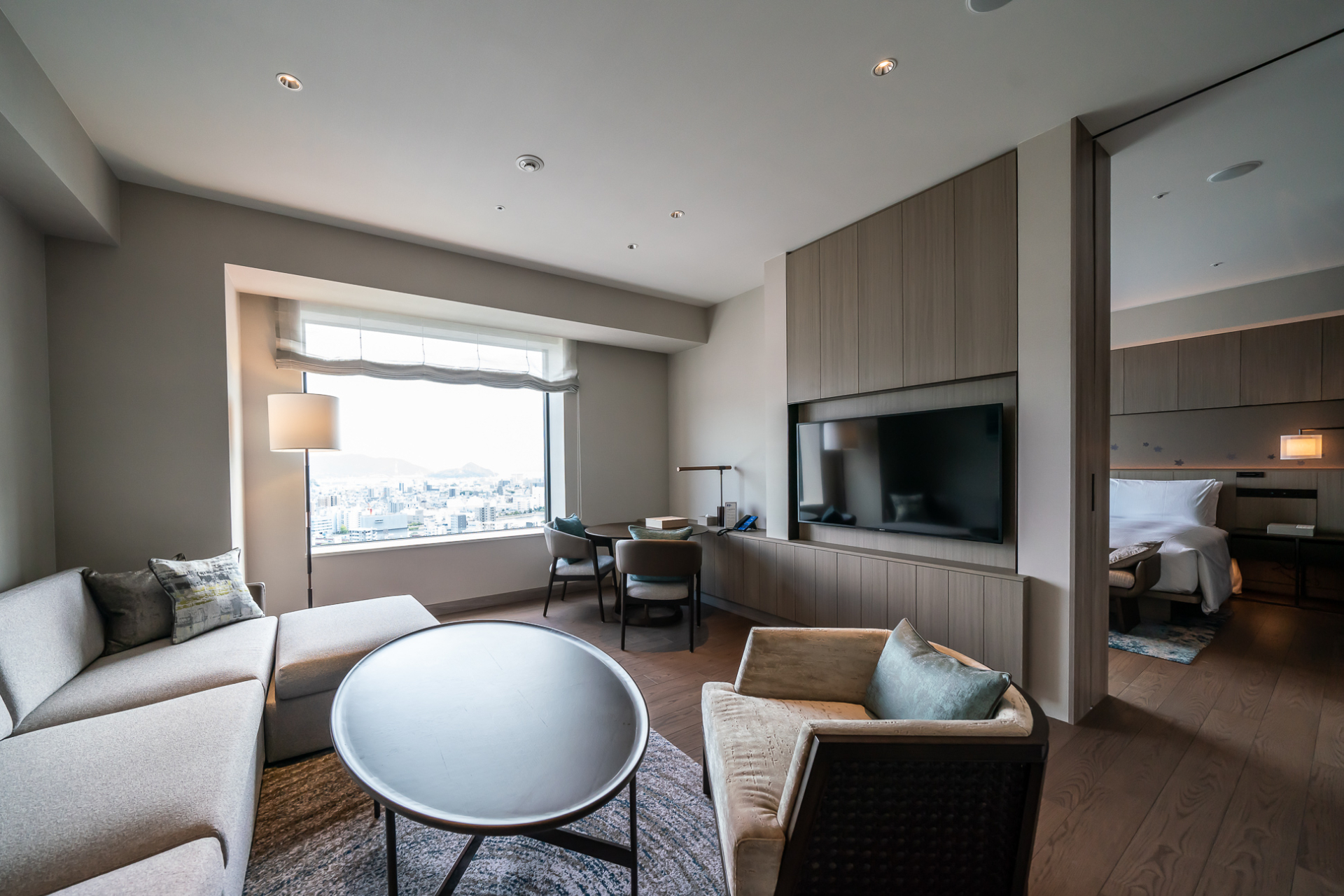 「ワンベッドスイート」リビング。デスクはないがくつろぐにはいい感じ