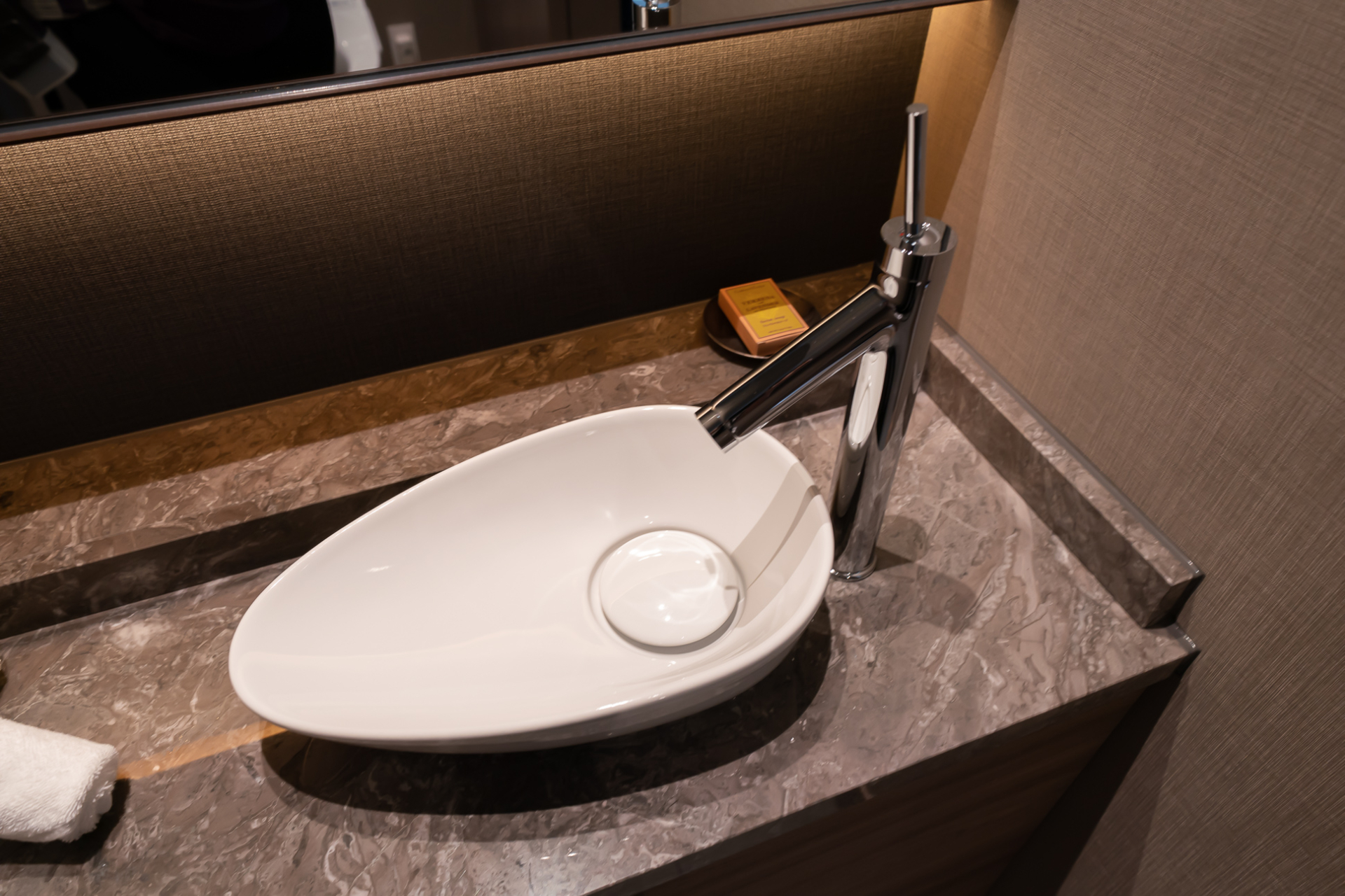 スイートの特徴としてトイレに洗面が別に付く