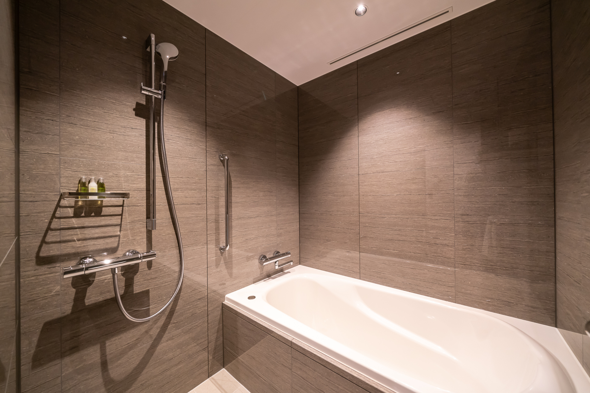 すべての部屋でシャワーと大きめのバスタブで分かれている