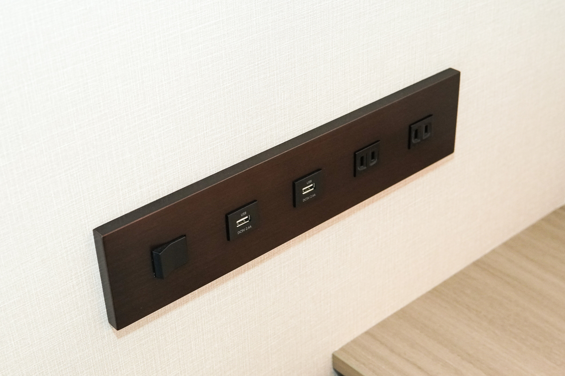 デスク近くにもUSB充電ポートやコンセント