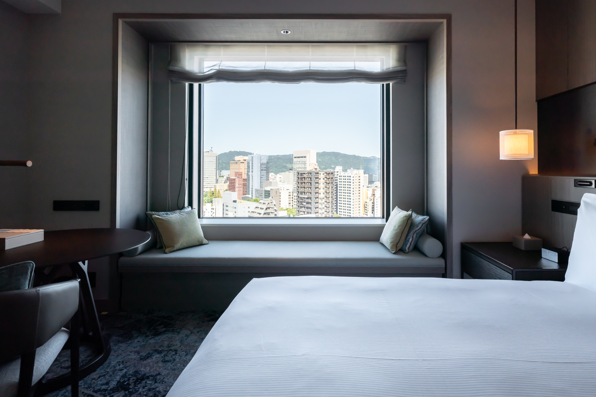 ワンベッドの部屋には窓際にカウチが置かれる