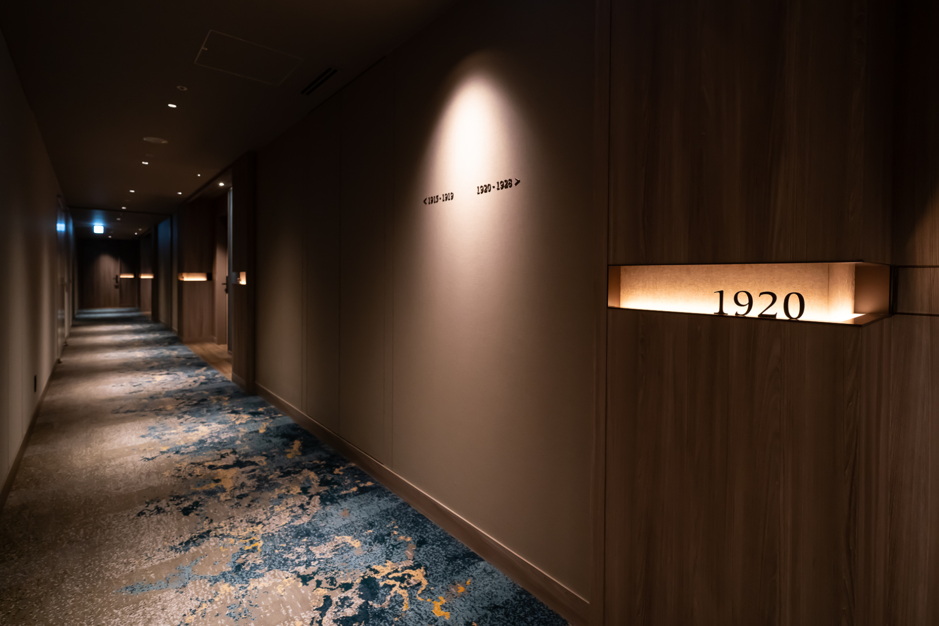 ルームナンバーがバックライトでほのかに光る演出